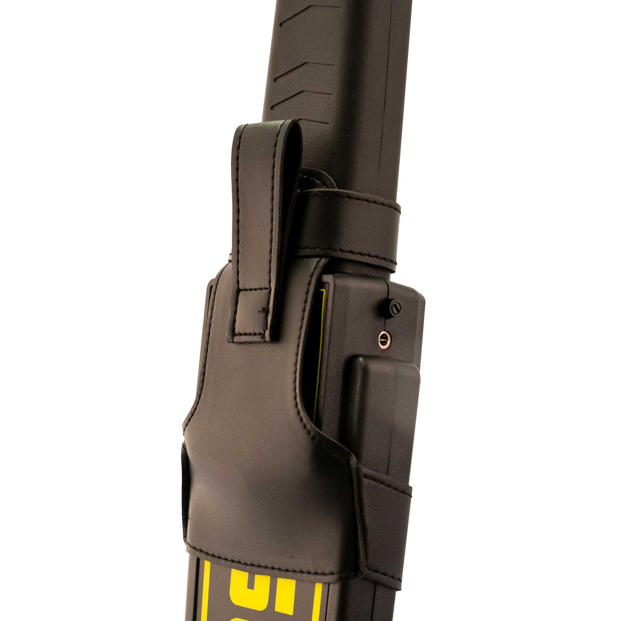 Ein schwarzes Lederholster, das einen schwarzen Scanner hält. Der Scanner hat einen gelben Streifen und einen Knopf.