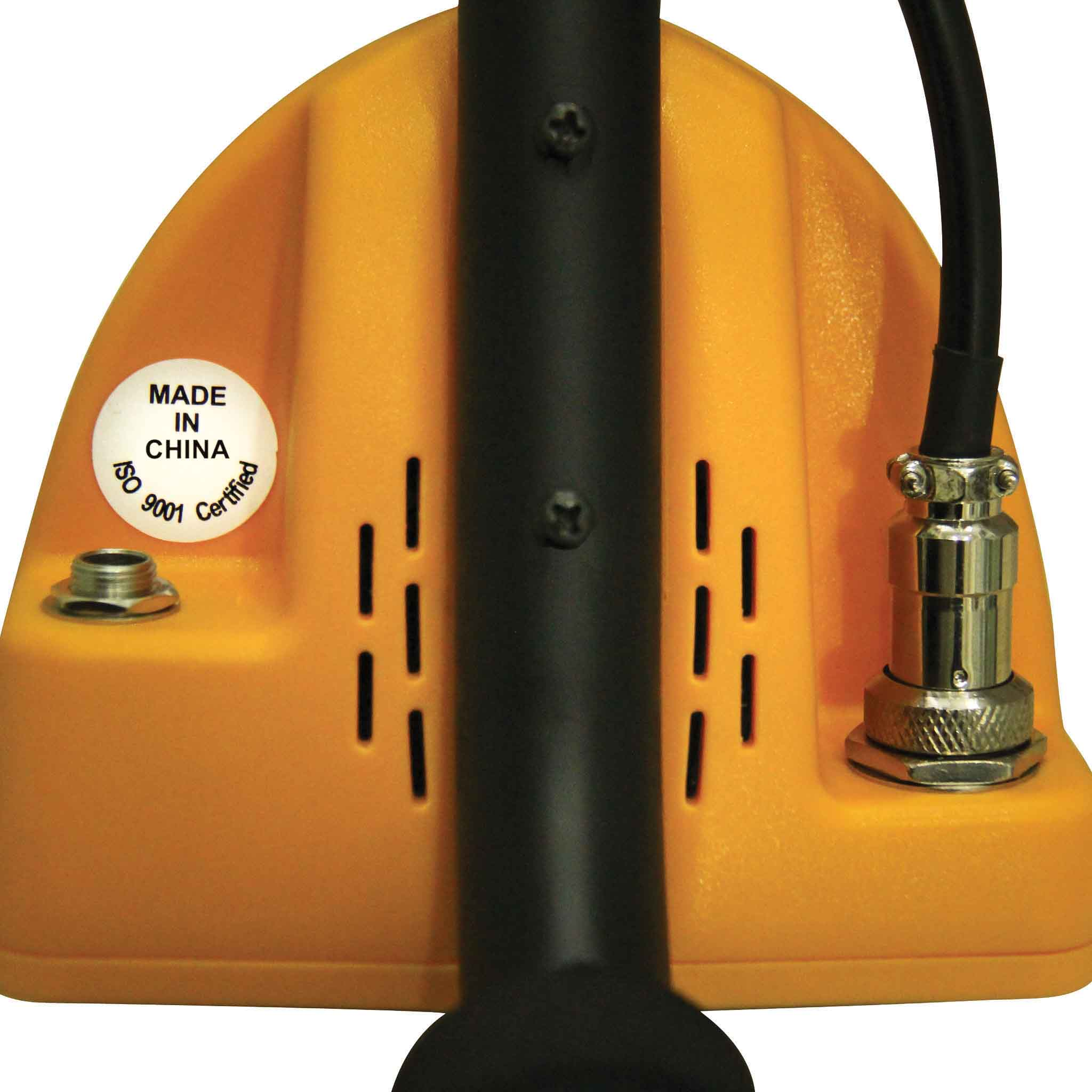 Ein orangefarbener Metalldetektor mit schwarzem Griff. Ein Aufkleber lautet 'Made in China' und 'ISO 9001 Certified'.