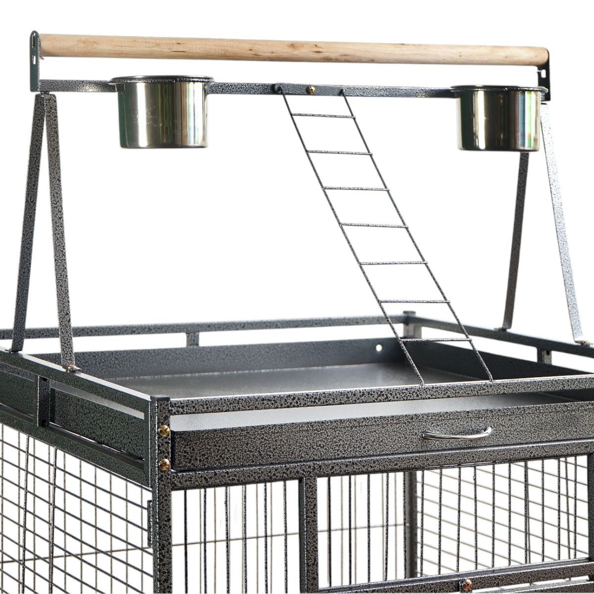 Vogelkäfig mit einer Holzstange, einer Metallleiter und zwei Metall-Futternäpfen.