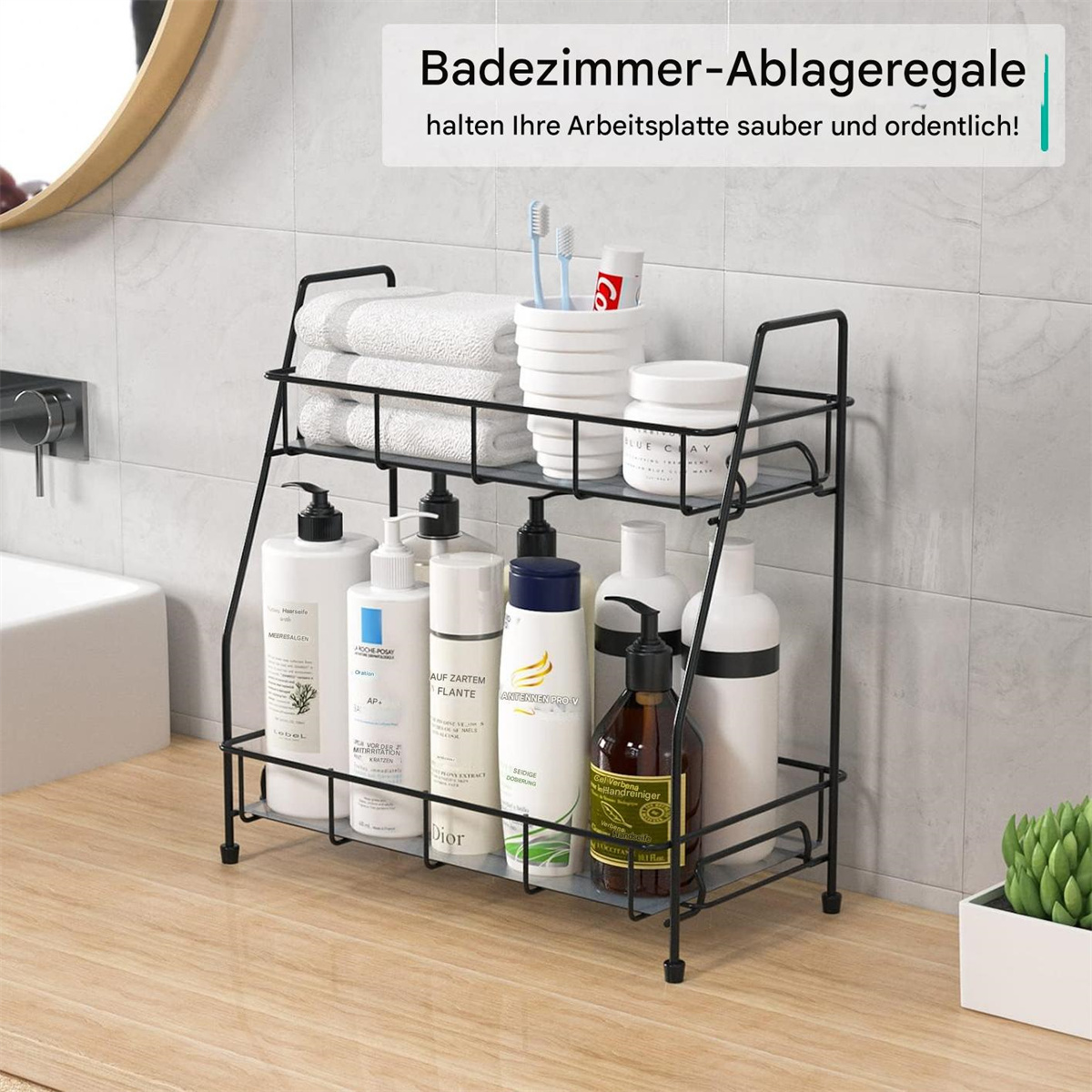 Schwarzes Metall-Badezimmerregal mit weißen Toilettenartikeln, Handtüchern und einer Topfpflanze vor einer gefliesten Wand.
