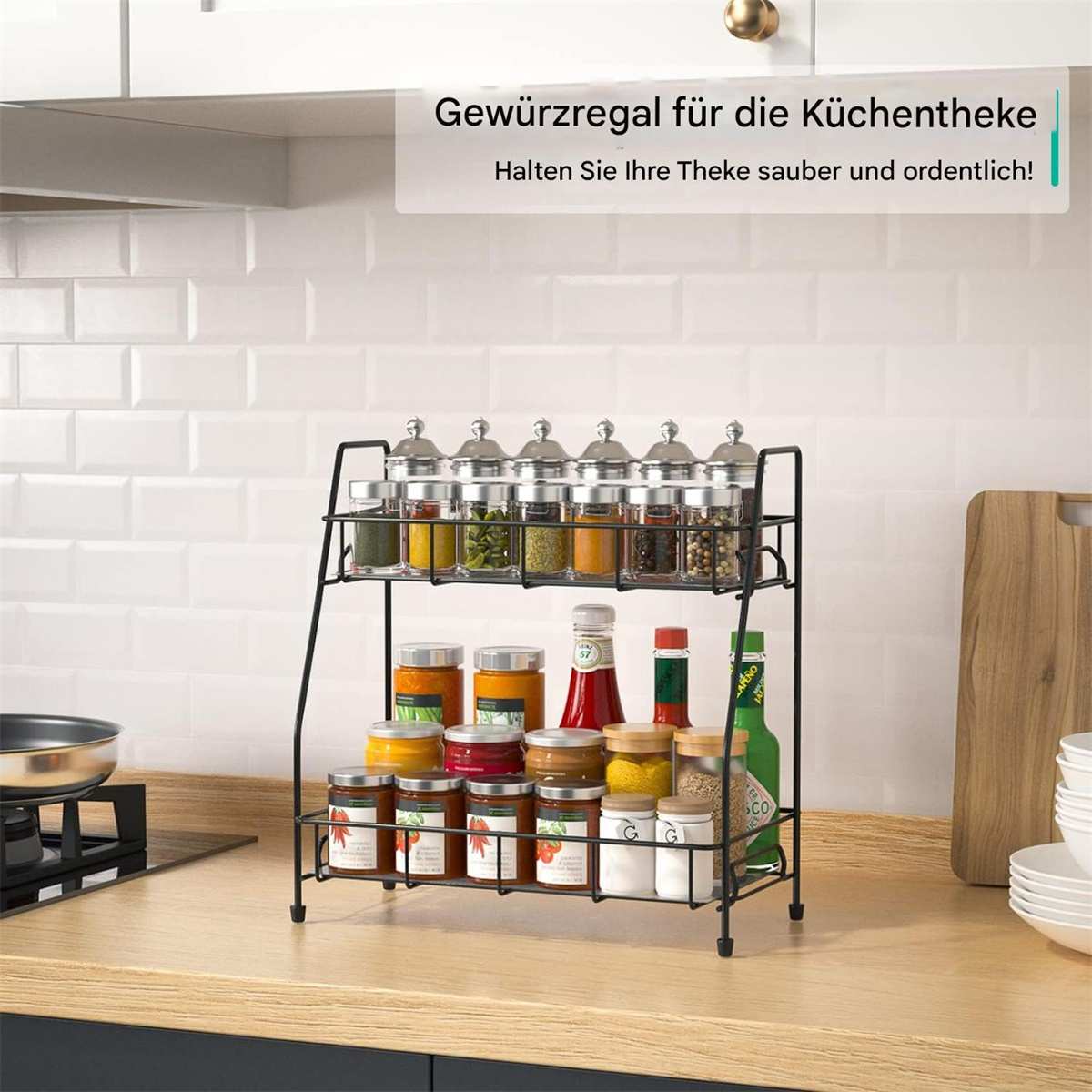 Küchentheke mit einem Gewürzregal. Gläser und Flaschen mit Gewürzen und Gewürzen befinden sich auf dem Regal.