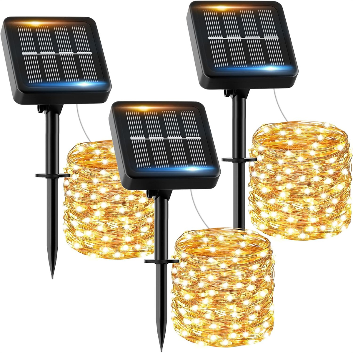 Drei Solarleuchten mit LED-Lichterketten. Jede hat ein schwarzes Solarpanel auf einem Pfahl.
