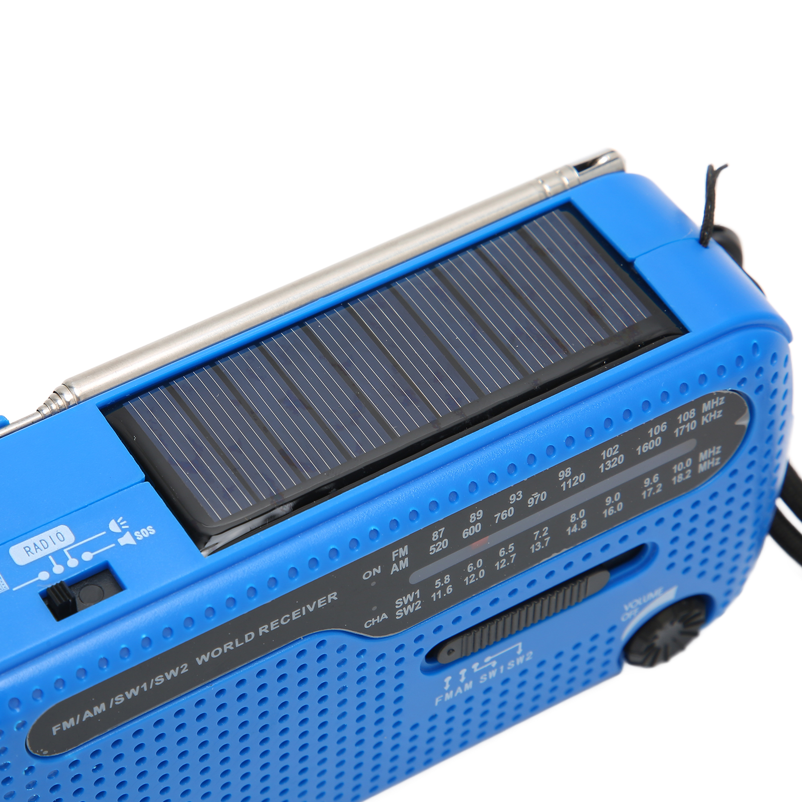 Blaues solarbetriebenes Radio mit Solarpanel und Radiowahlschalter auf weißem Hintergrund.