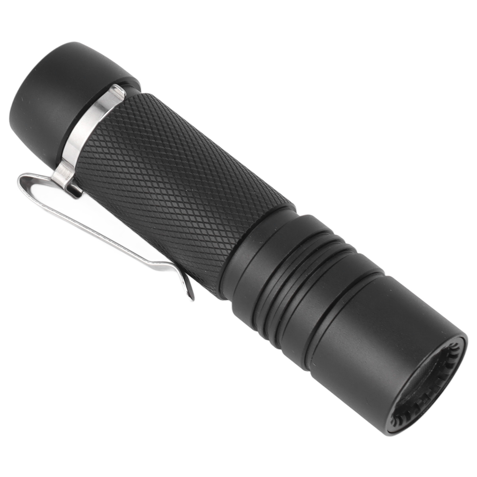 Schwarze Taschenlampe mit Clip. Es hat einen strukturierten Griff und ein Licht am Ende.