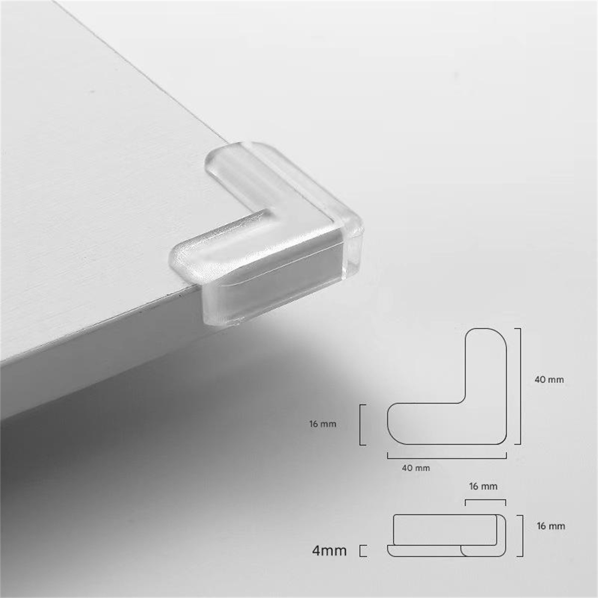 Transparente Eckenschützer an der Ecke einer weißen Oberfläche. Ein Diagramm zeigt die Abmessungen des Schutzes.