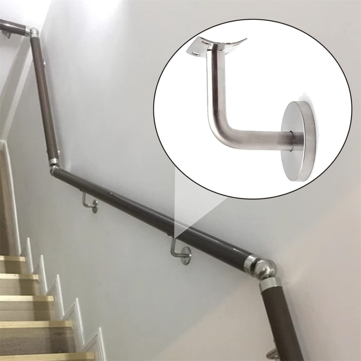 Handlauf an einer Wand mit Nahaufnahme einer Halterung mit runder Rückplatte.