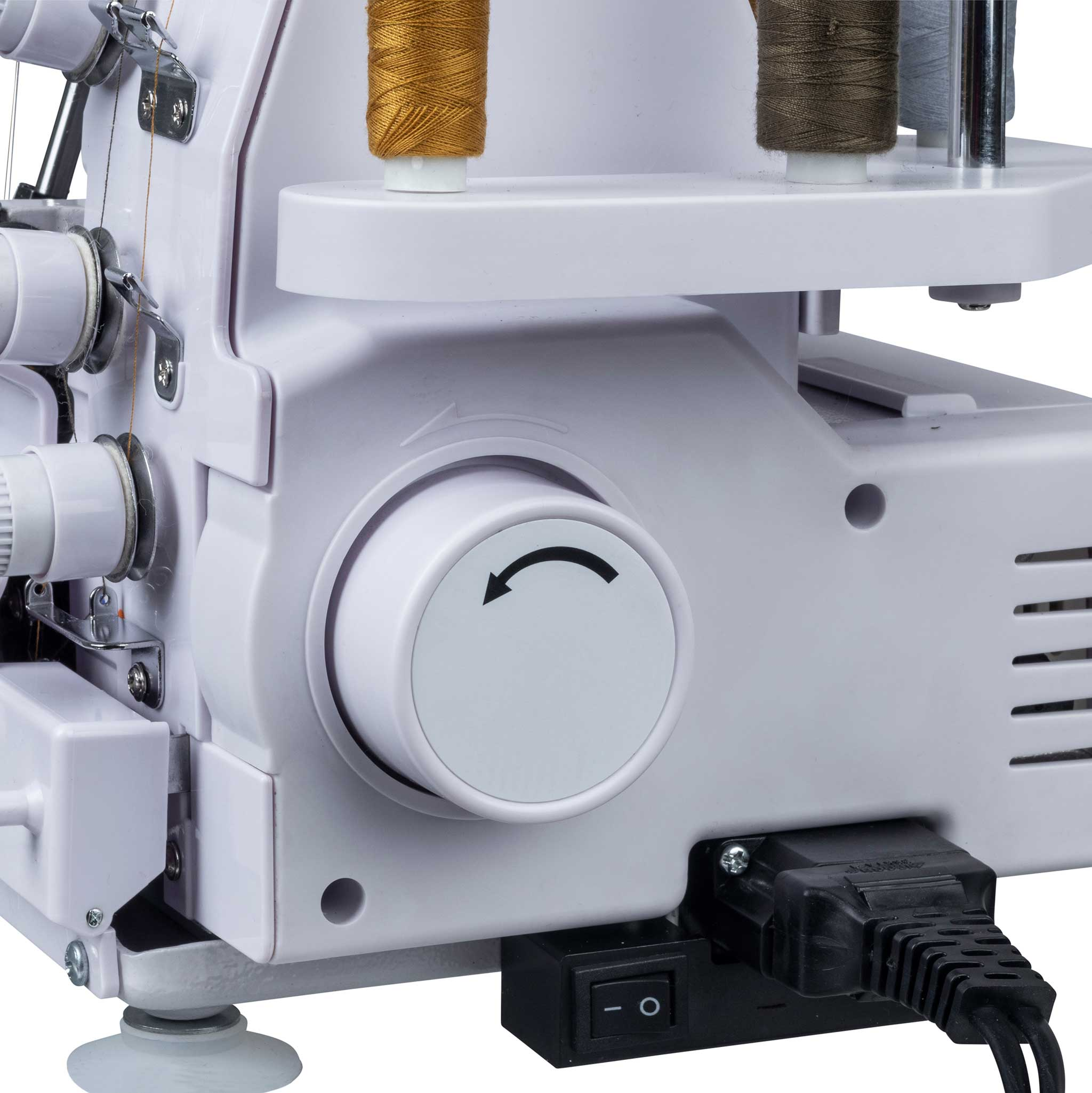 Biała owerlok z szpulkami nici i przewodem zasilającym.