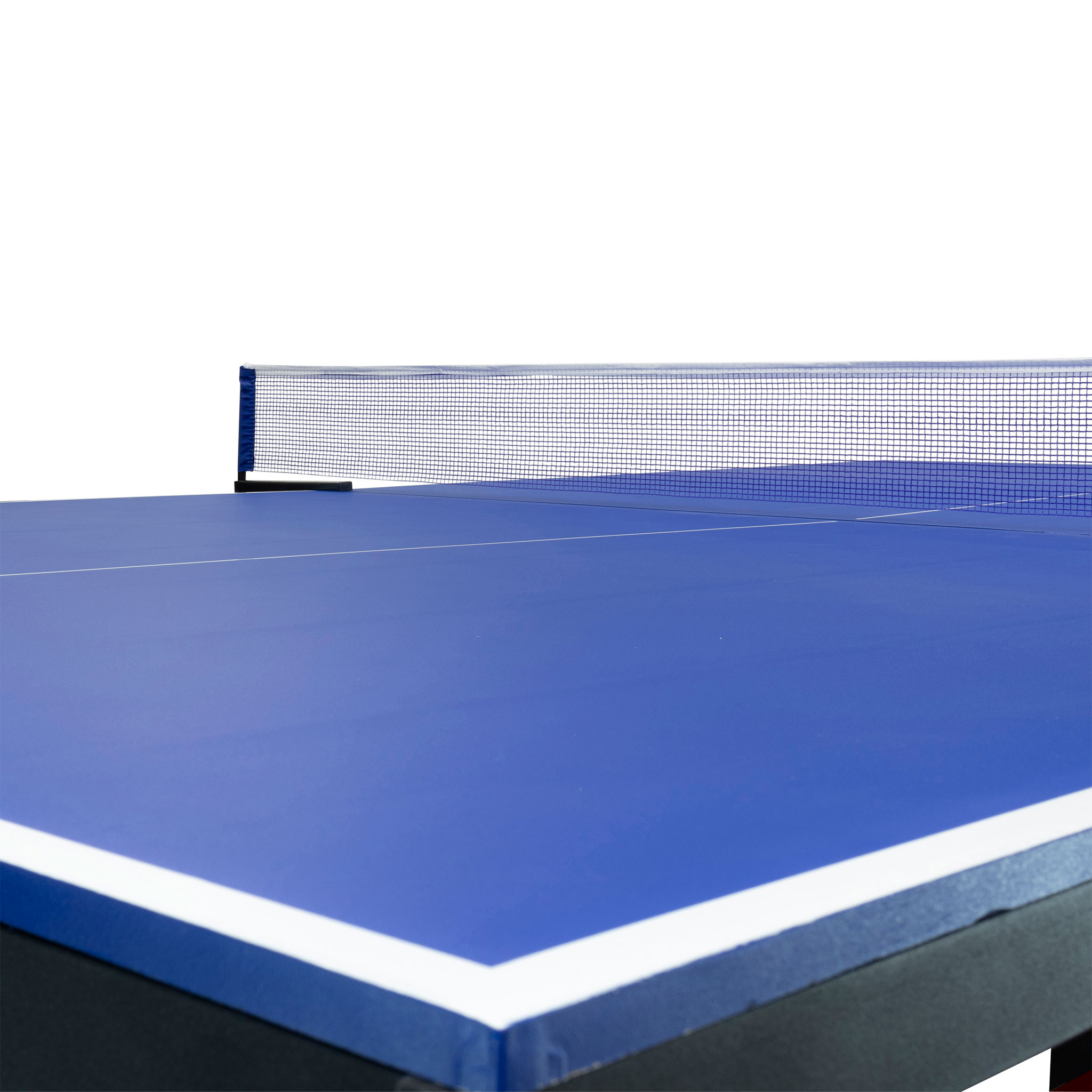 Blauer Tischtennistisch mit Netz und weißen Linien an den Kanten, isoliert auf weißem Hintergrund.