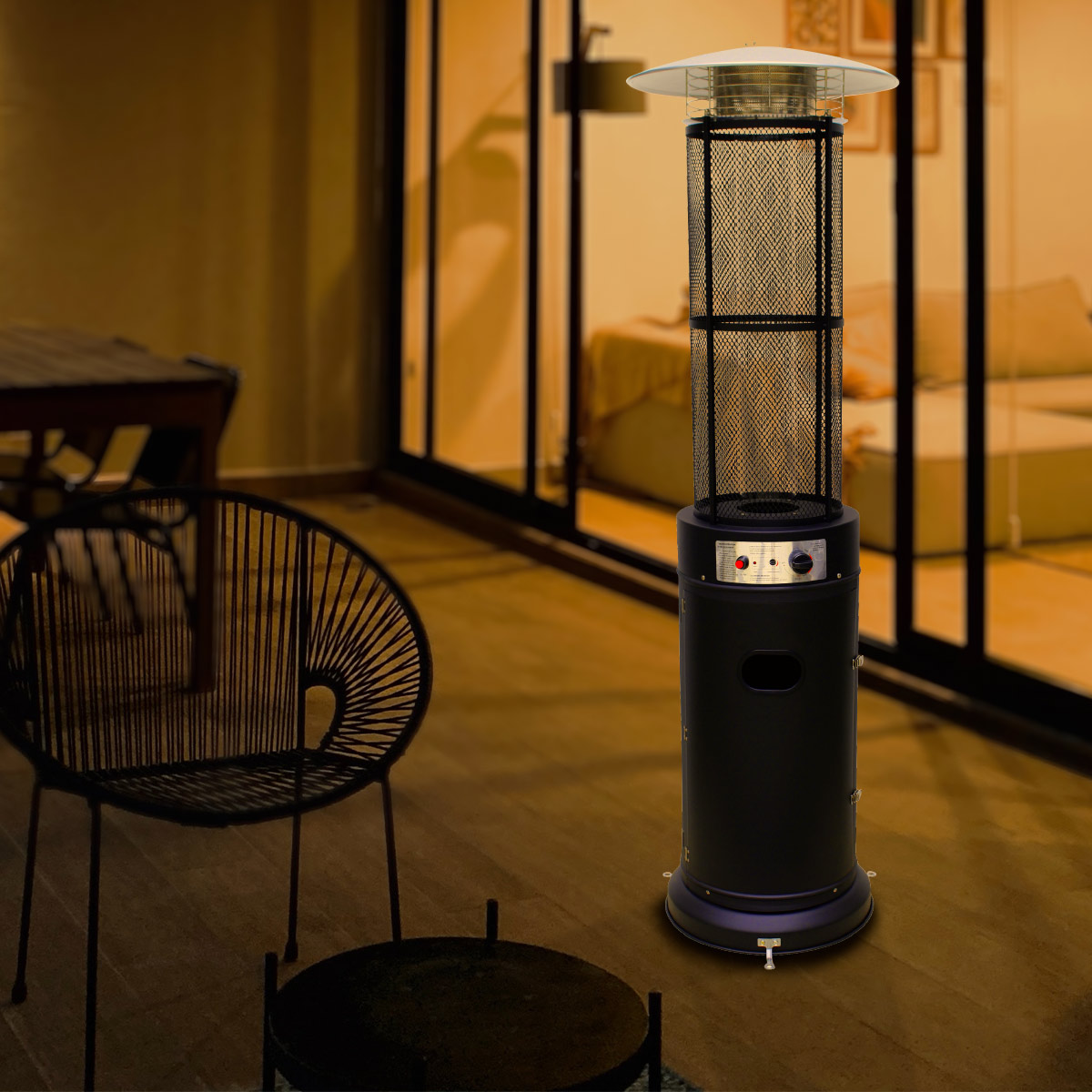 Czarny grzejnik zewnętrzny w otoczeniu patio. Stoi obok krzesła.