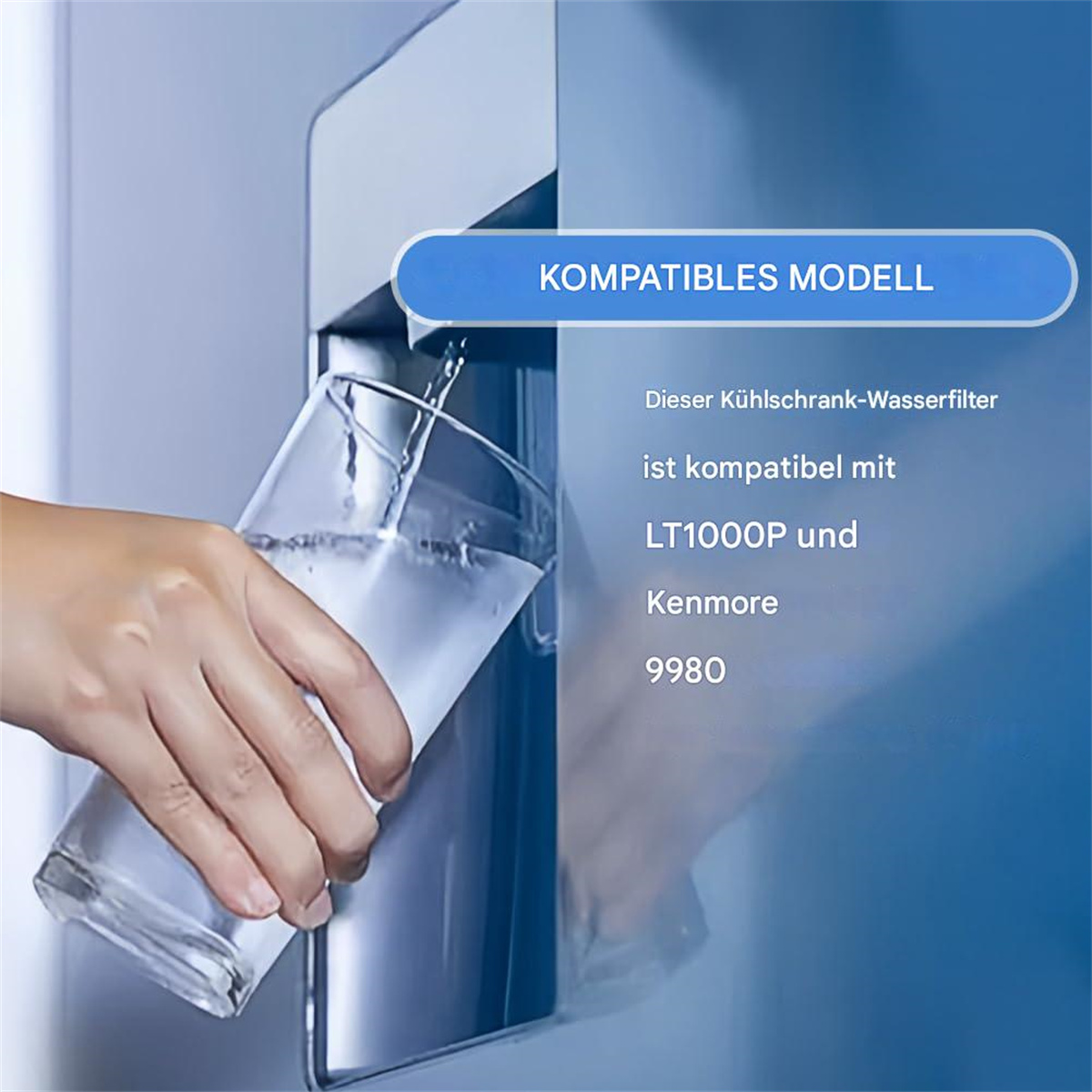 Hand, die ein Glas mit Wasser aus einem Kühlschrankspender füllt. Text oben lautet „Kompatibles Modell“.