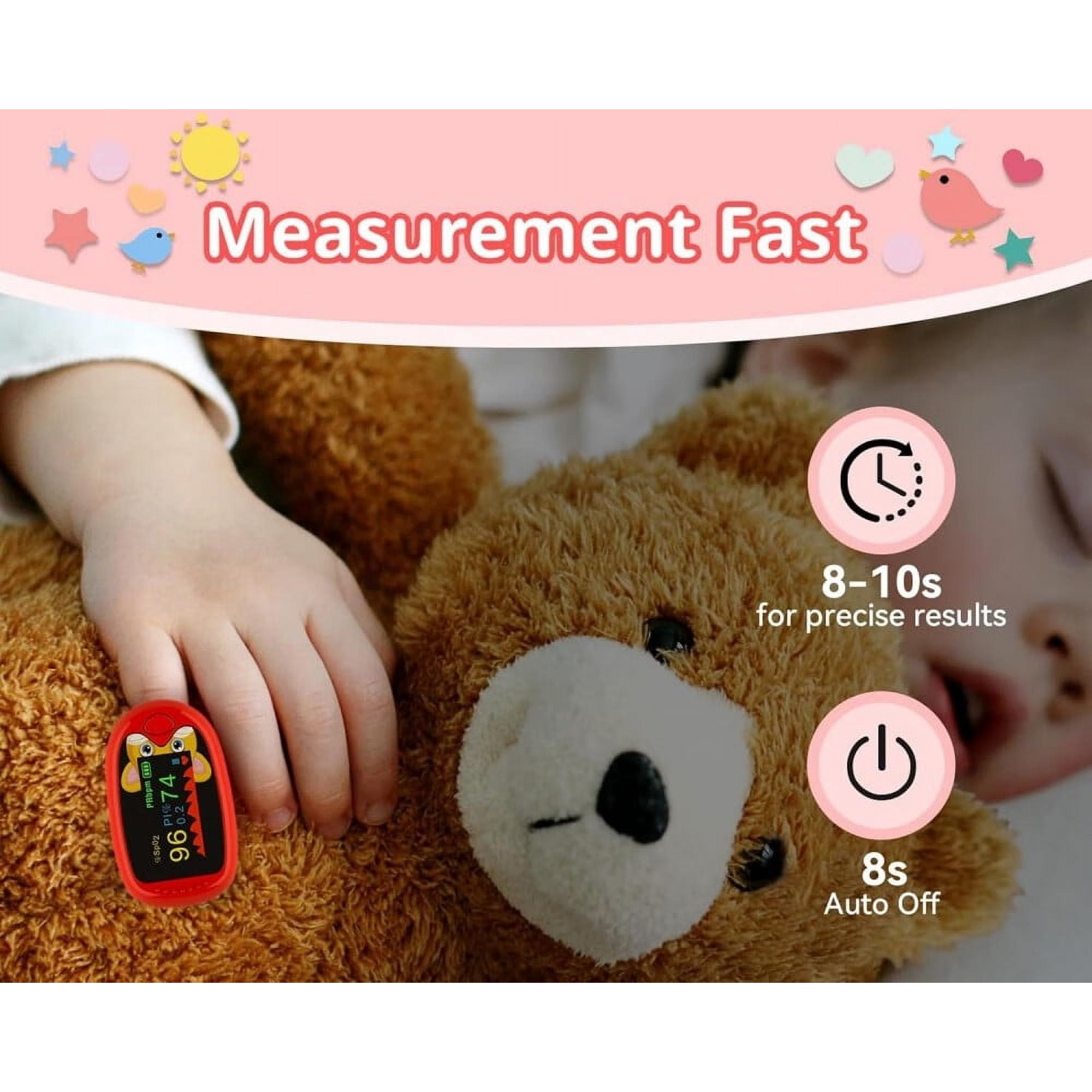 Roter Oximeter am Finger eines Kindes, Teddybär. Text: Messung schnell, 8-10s, 8s Auto Off.