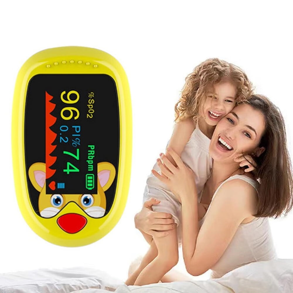 Ein gelbes Finger-Pulsoximeter und eine lächelnde Frau, die ein Mädchen umarmt. Oximeter zeigt Werte.