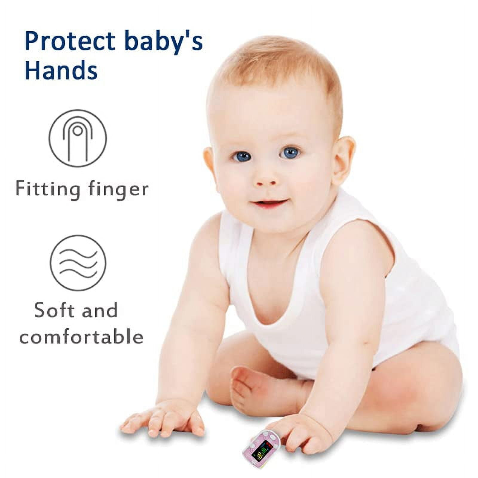 Ein Baby in einem weißen Strampler und einem Finger-Pulsoximeter.