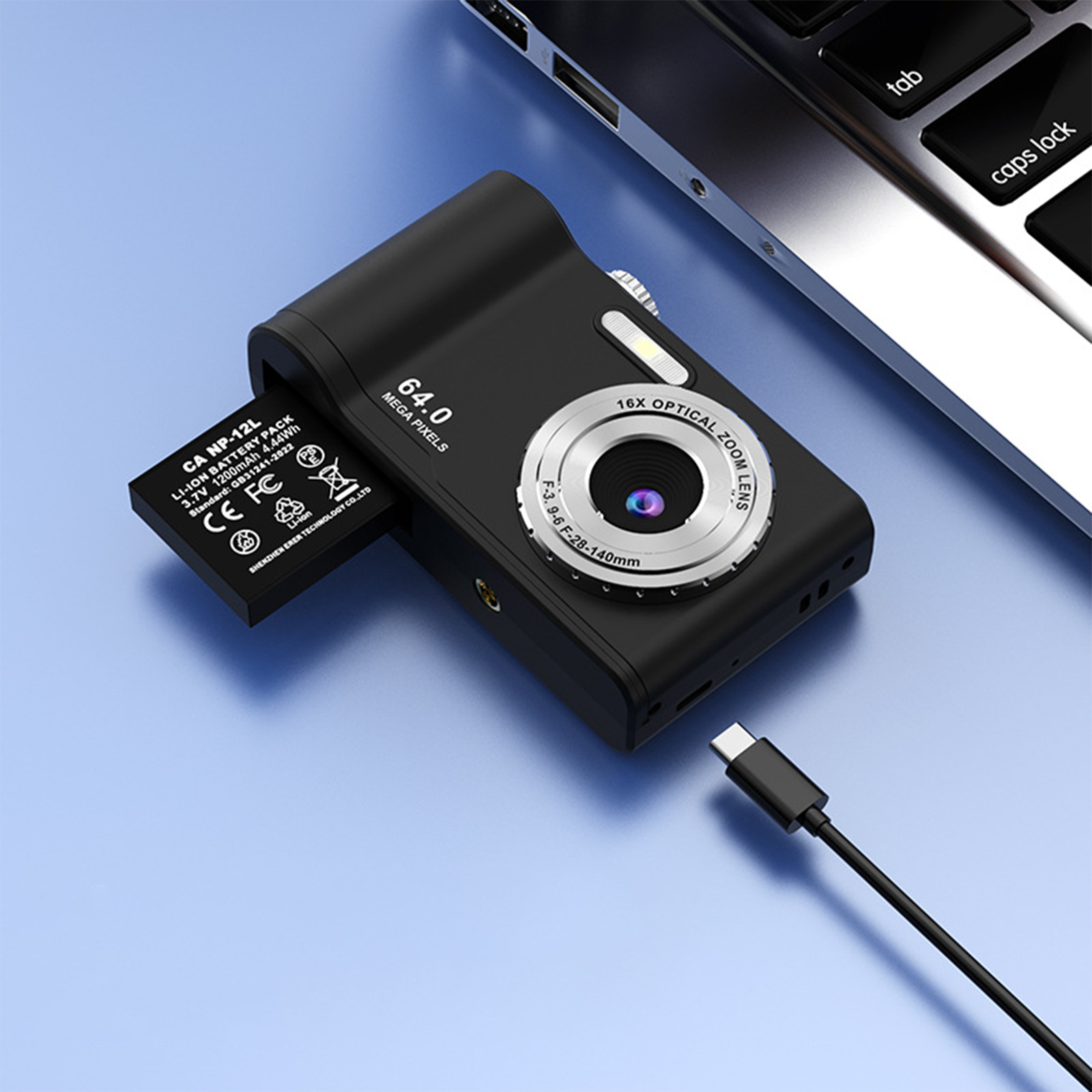 Eine schwarze Digitalkamera mit Akku und USB-Kabel auf weißer Oberfläche.