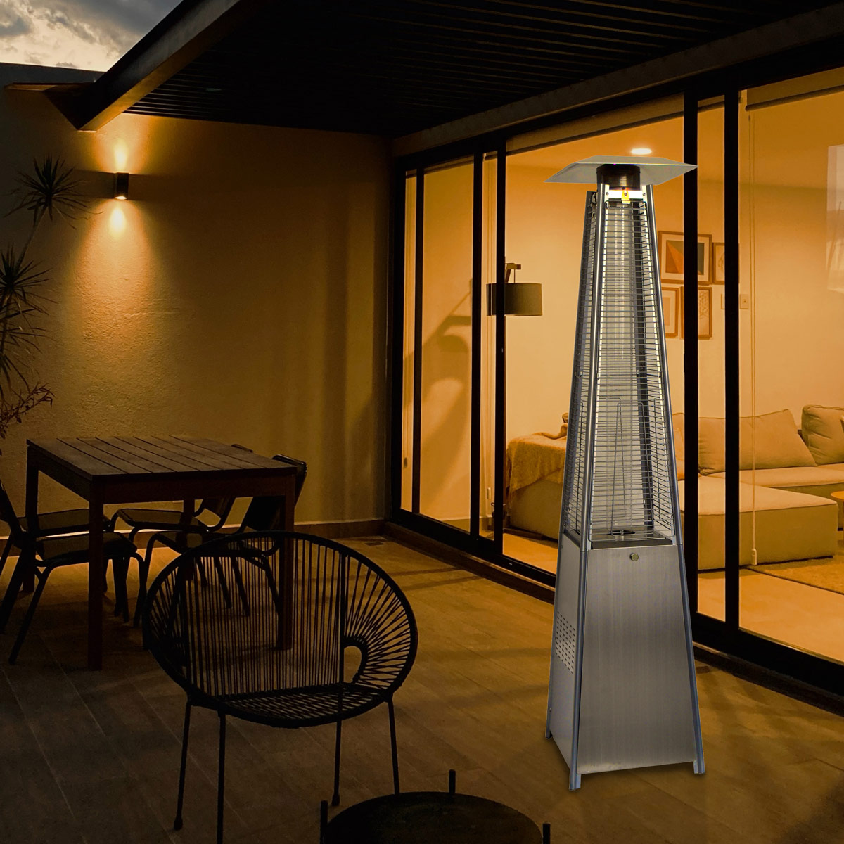 Scena na patio na zewnątrz z wysokim grzejnikiem, krzesłem, stołem i szklanymi drzwiami.