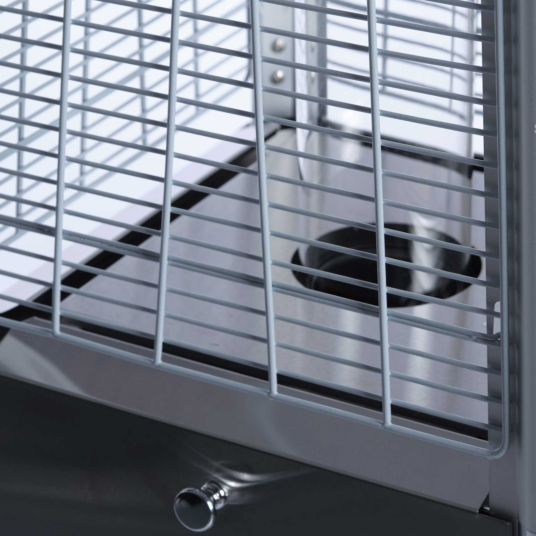 Grill ze stali nierdzewnej z metalową siatką i uchwytem. Szare tło.