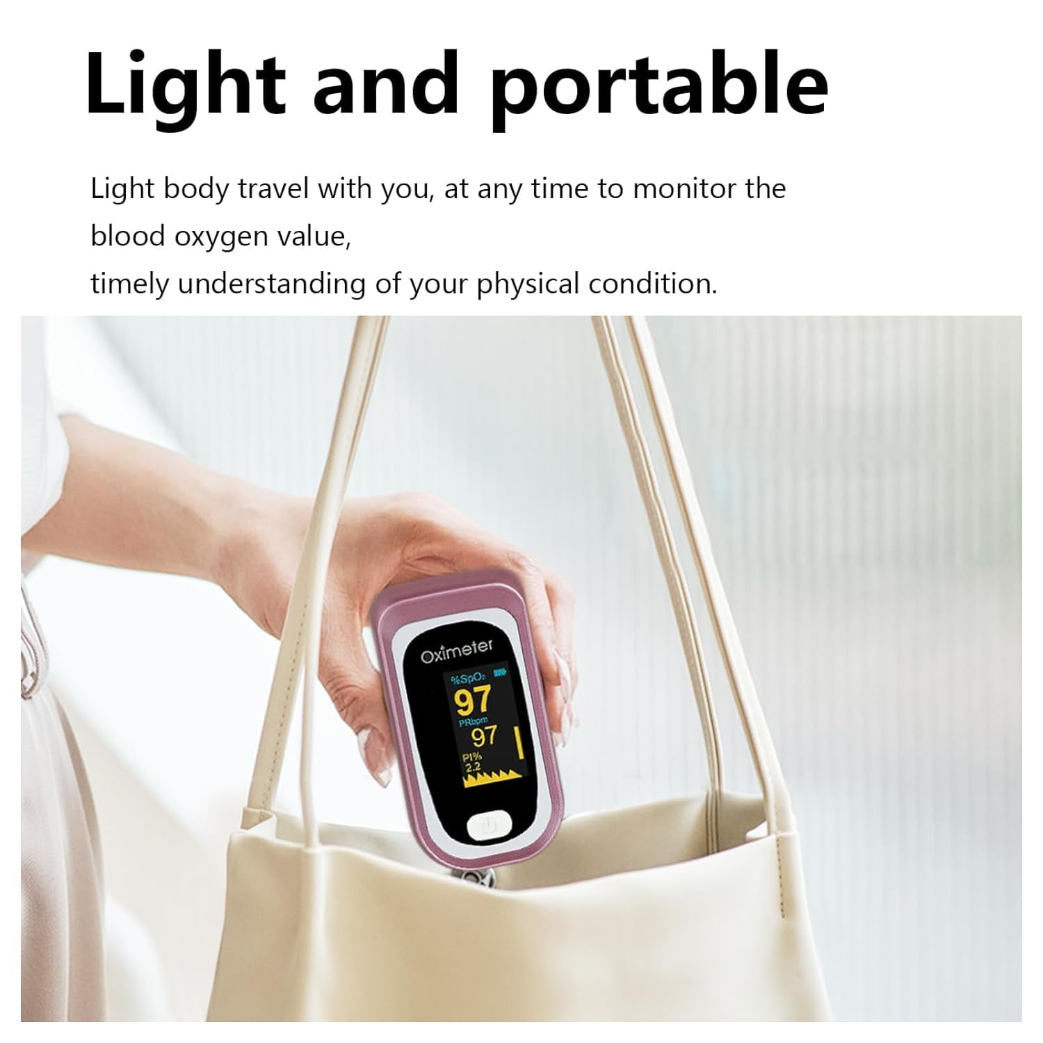 Eine Frau hält ein kleines lila Oximeter. Der Bildschirm zeigt Messwerte und eine Pulskurve. Im Hintergrund eine beige Tasche.
