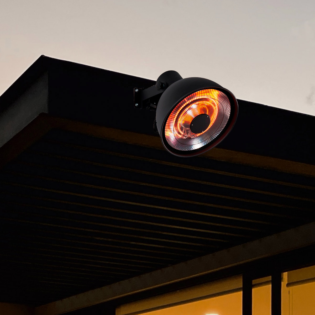 Grzejnik na podczerwień zamontowany na czarnej konstrukcji. Widoczne jest jego czerwone, świecące centrum. W tle niebo.