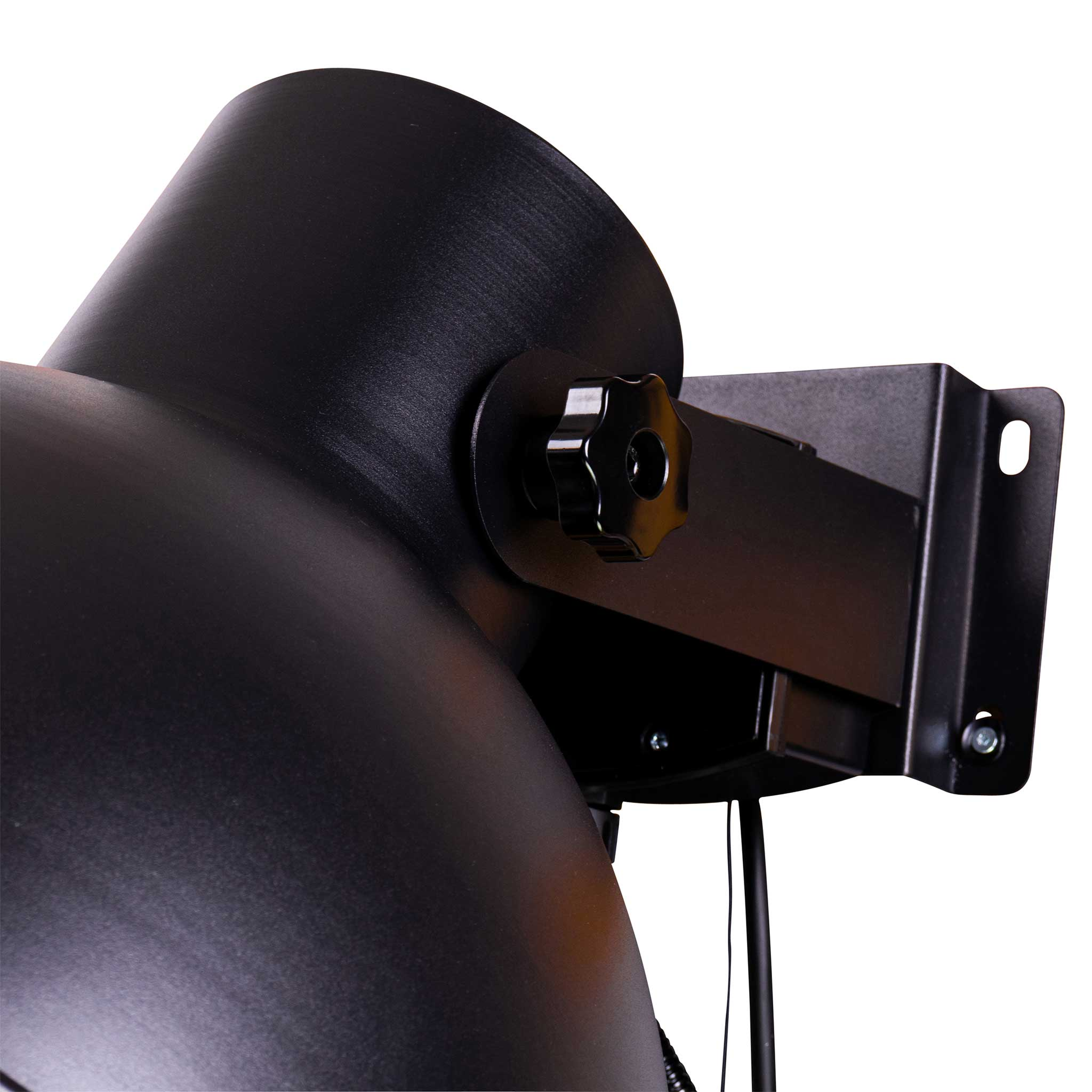 Zbliżenie czarnego reflektora, pokazujące regulowaną głowicę i wspornik montażowy, na białym tle.