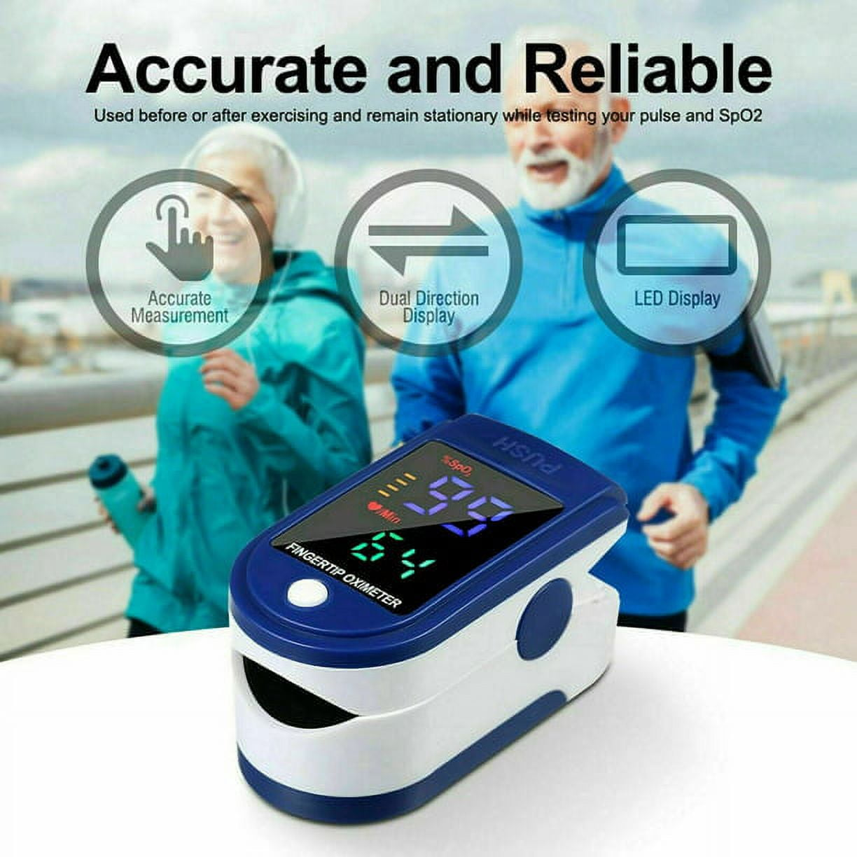 Finger-Pulsoximeter mit blauem Display, Personen im Hintergrund. Es misst Puls und SpO2-Werte.
