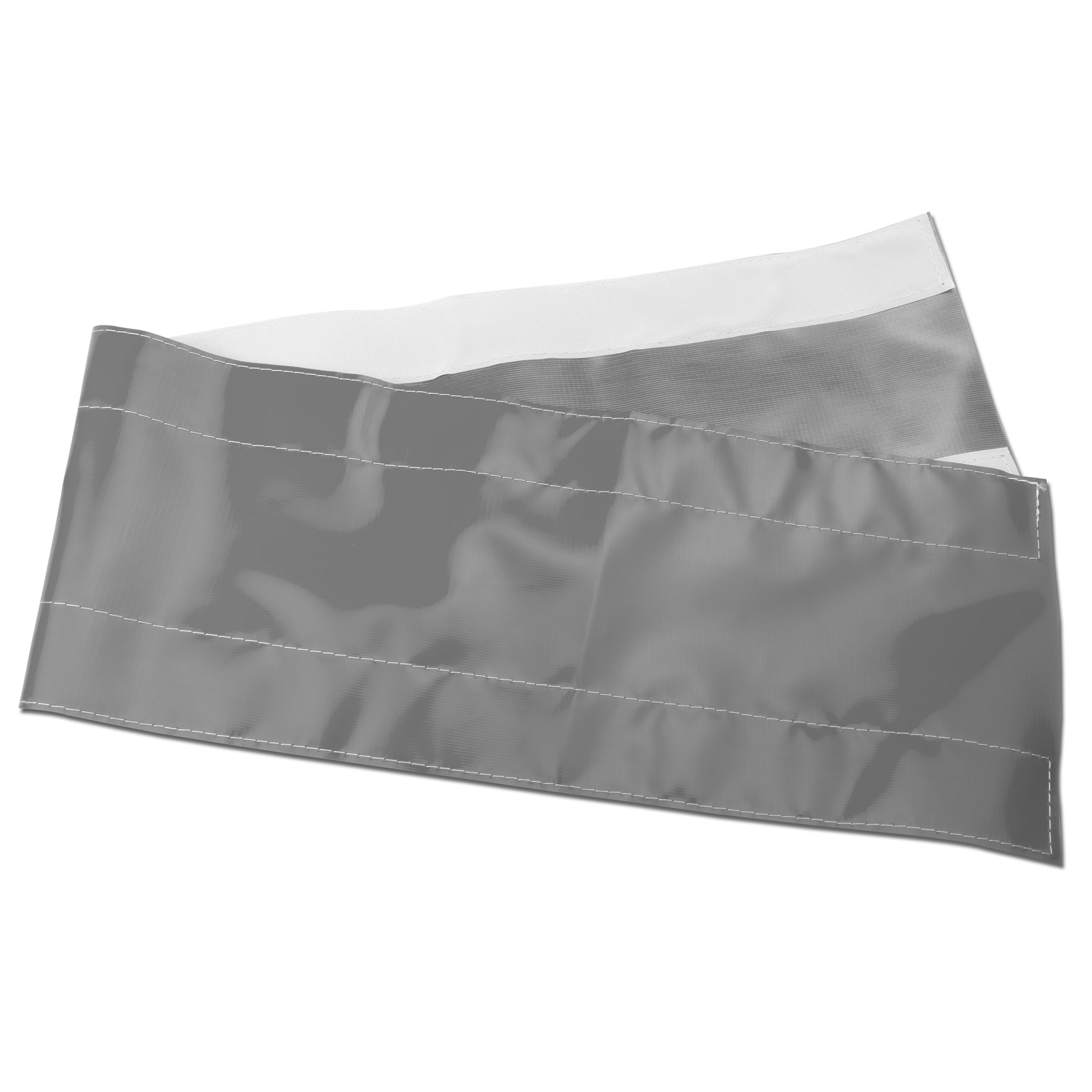 Złożona szara tkanina z białymi szwami, na białym tle, sugerująca osłonę ochronną.