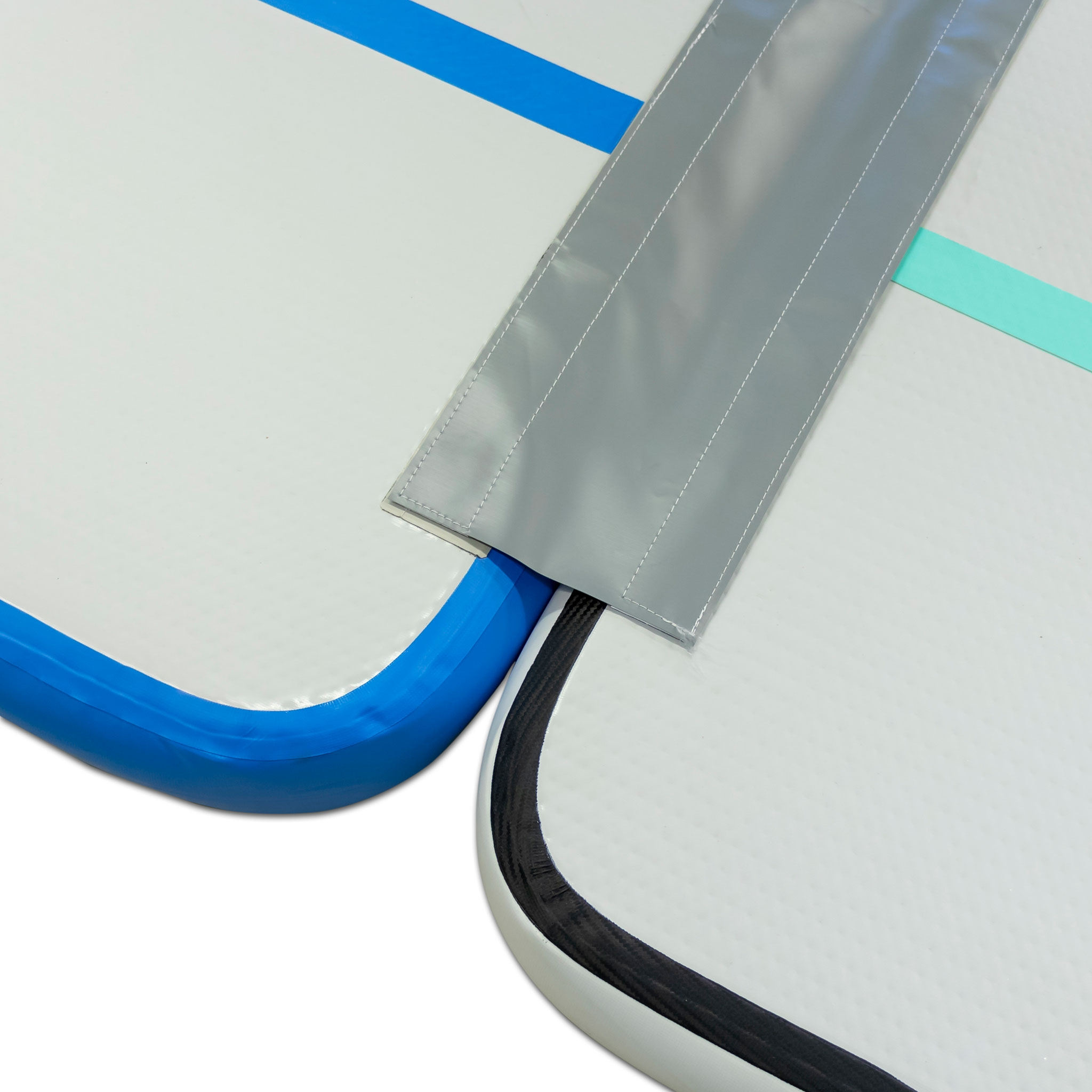 Dwie maty: białe z niebieskimi i czarnymi obramowaniami, szary pasek. Jedna z niebieskim, druga czarnym.