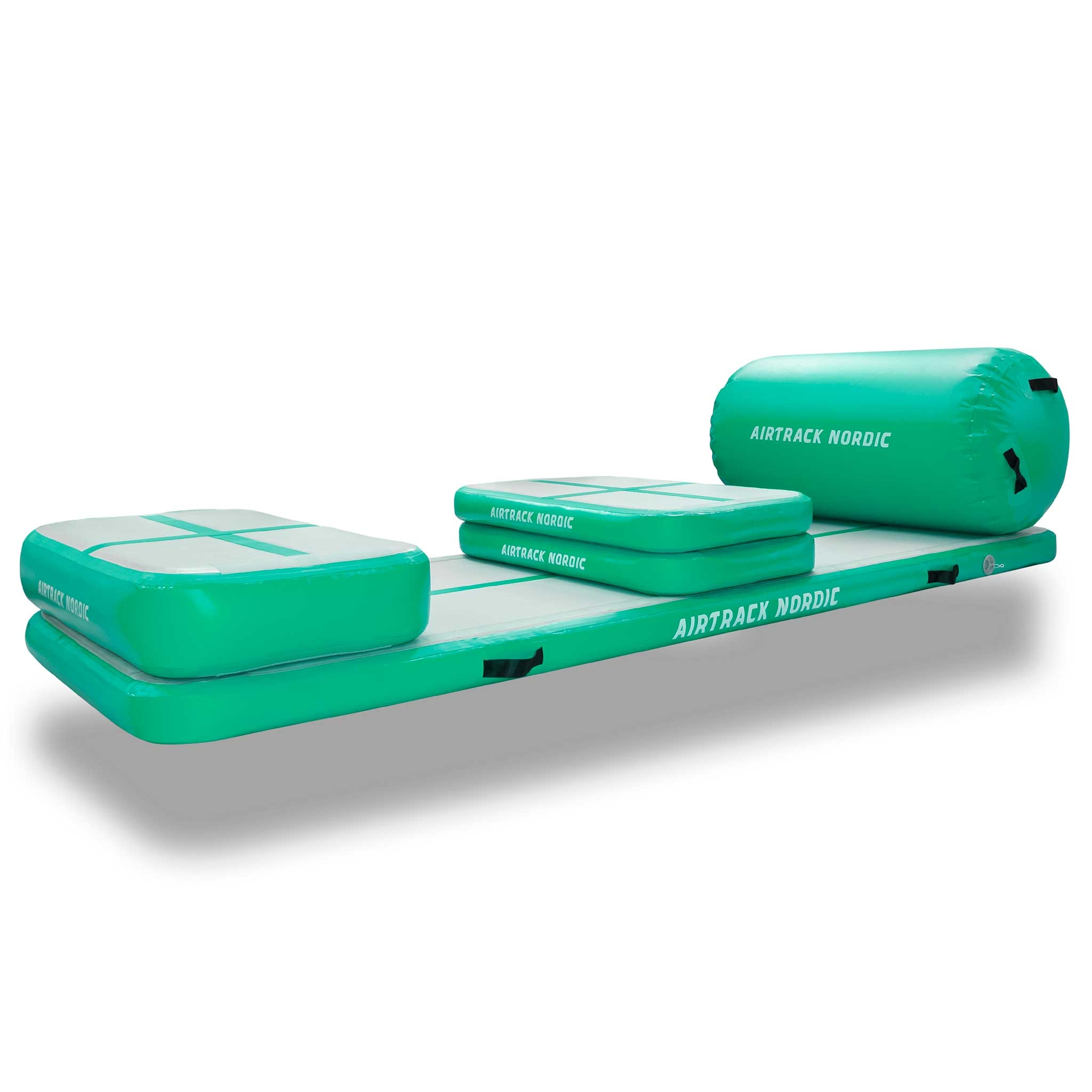 Zielony sprzęt gimnastyczny Airtrack. Zawiera długi tor, cylinder i dwie mniejsze kwadratowe maty.