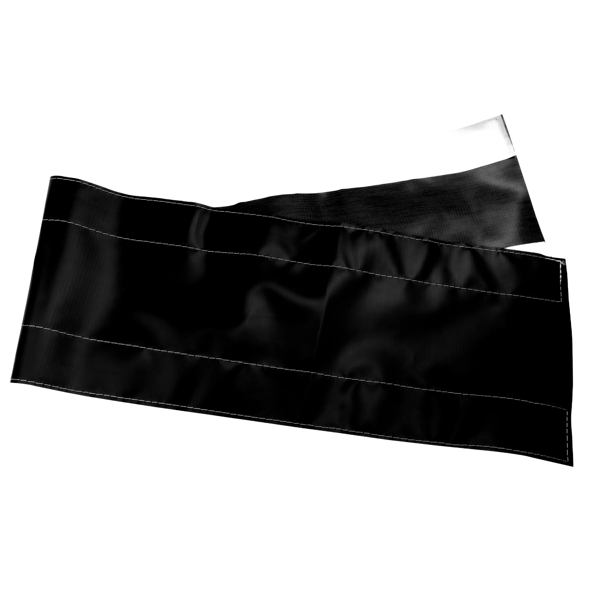 Czarny materiał tekstylny z białymi szwami i białym mocowaniem na czarnym tle.