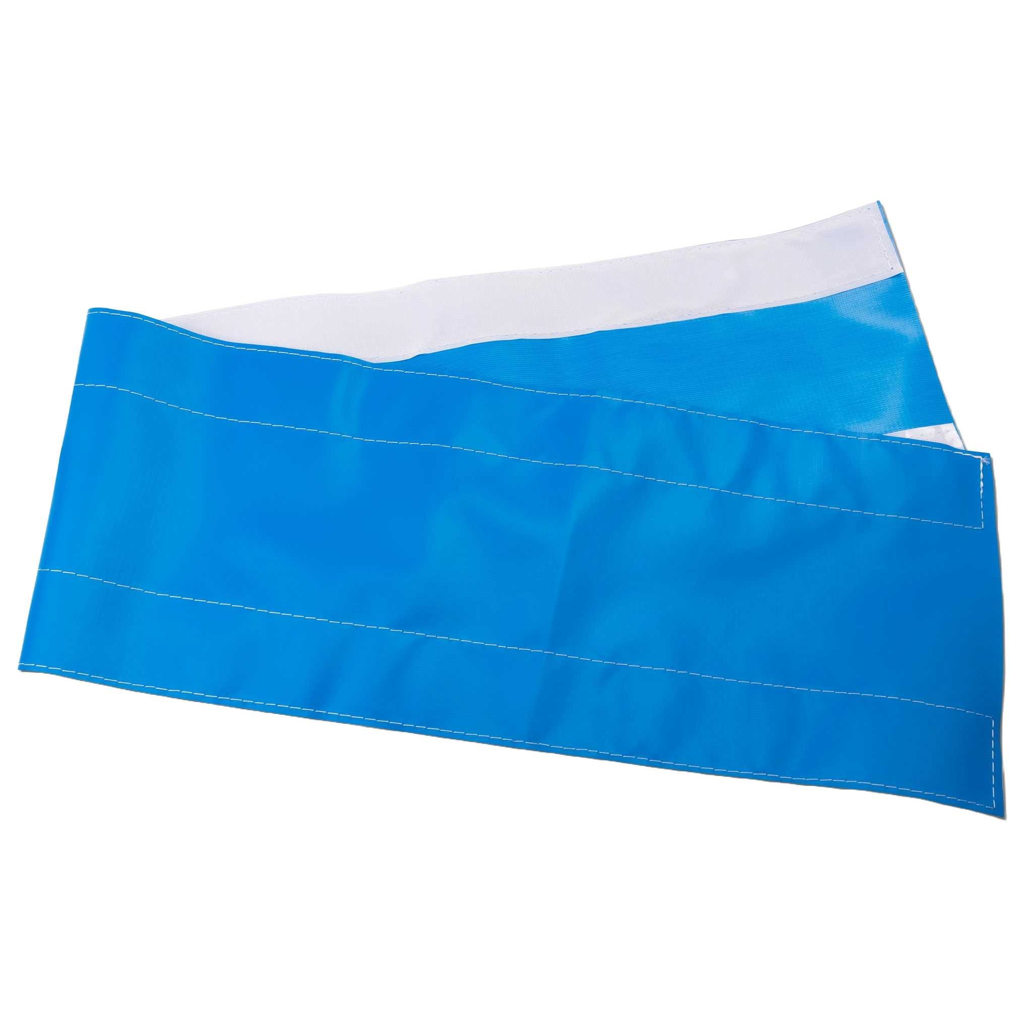 Niebiesko-biała tkanina, złożona. Białe szwy na niebieskiej tkaninie. Tło jest czarne.