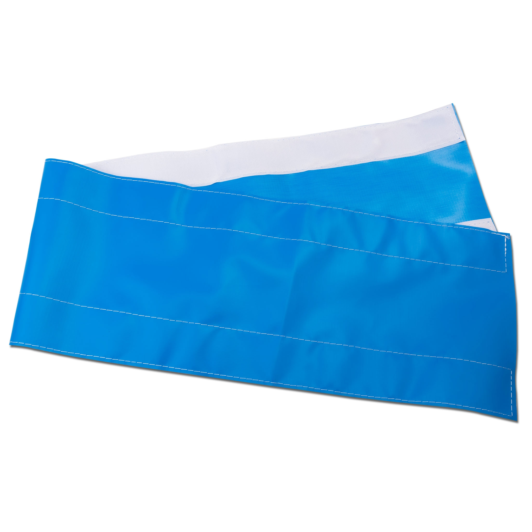 Niebiesko-biały banner o zakrzywionym kształcie i białych szwach, na białym tle.