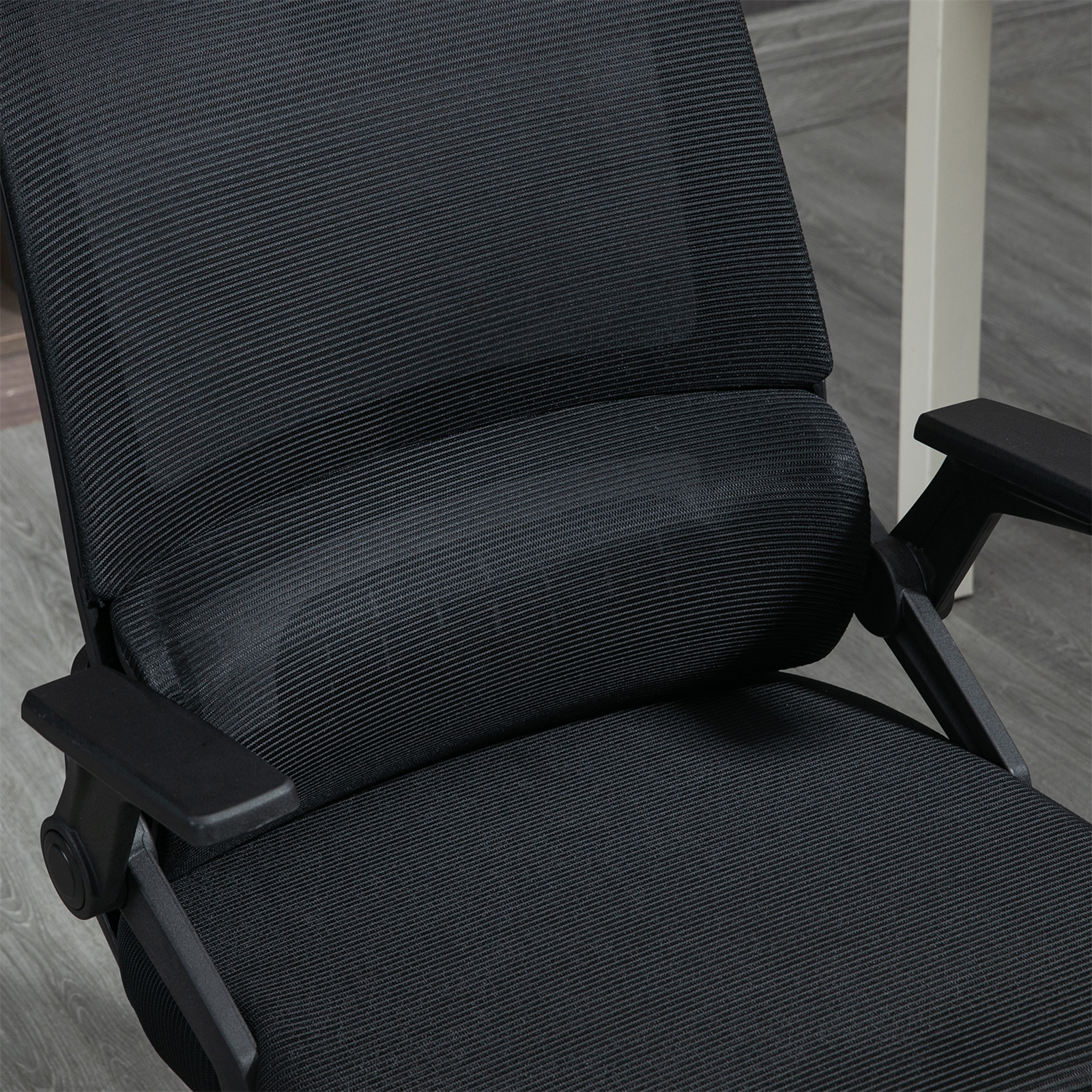 Schwarzer ergonomischer Bürostuhl mit Lordosenstütze. Nahaufnahme der Rückenlehne und des Lendenbereichs.