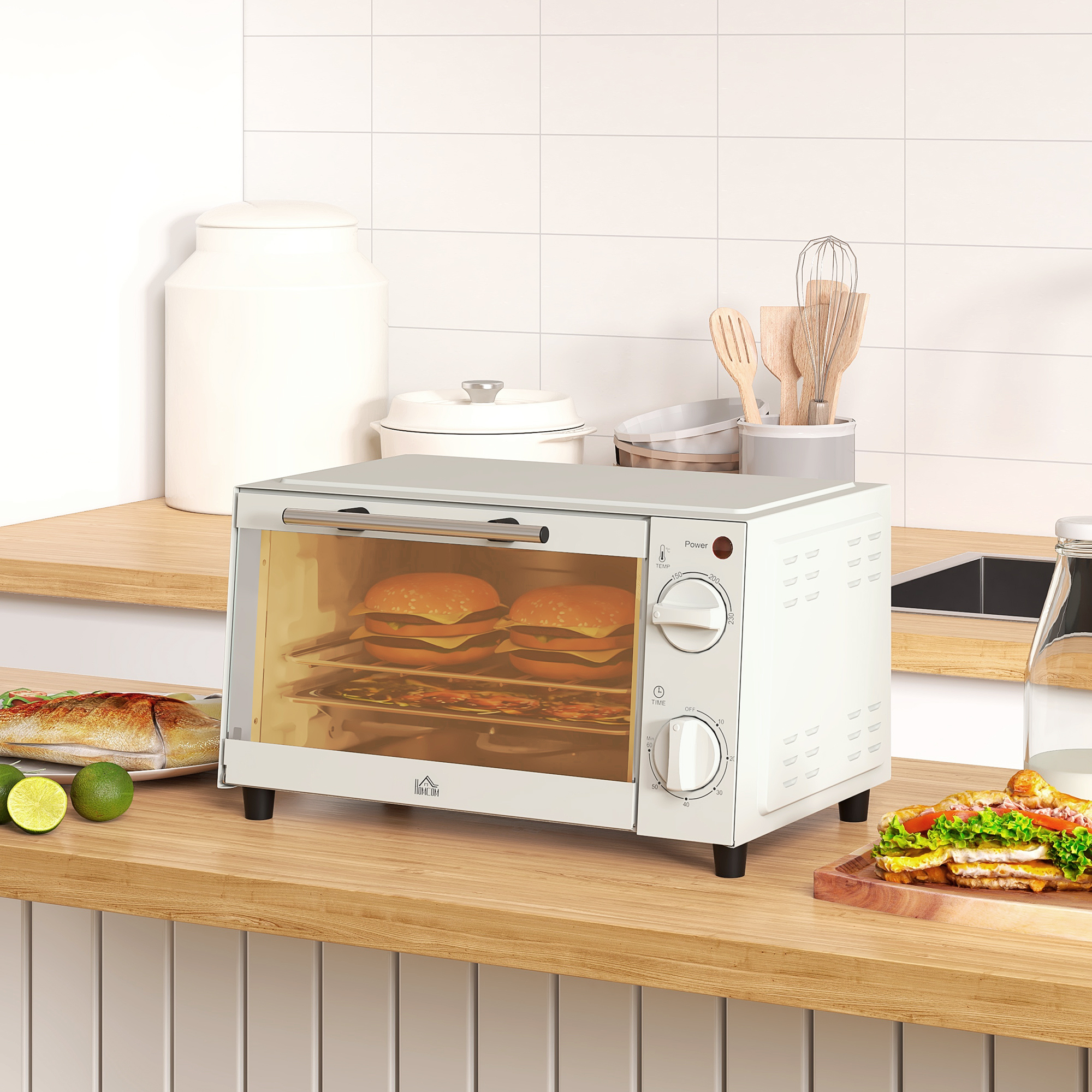 Horno de encimera blanco con dos hamburguesas dentro. El horno está sobre una superficie de madera con comida.