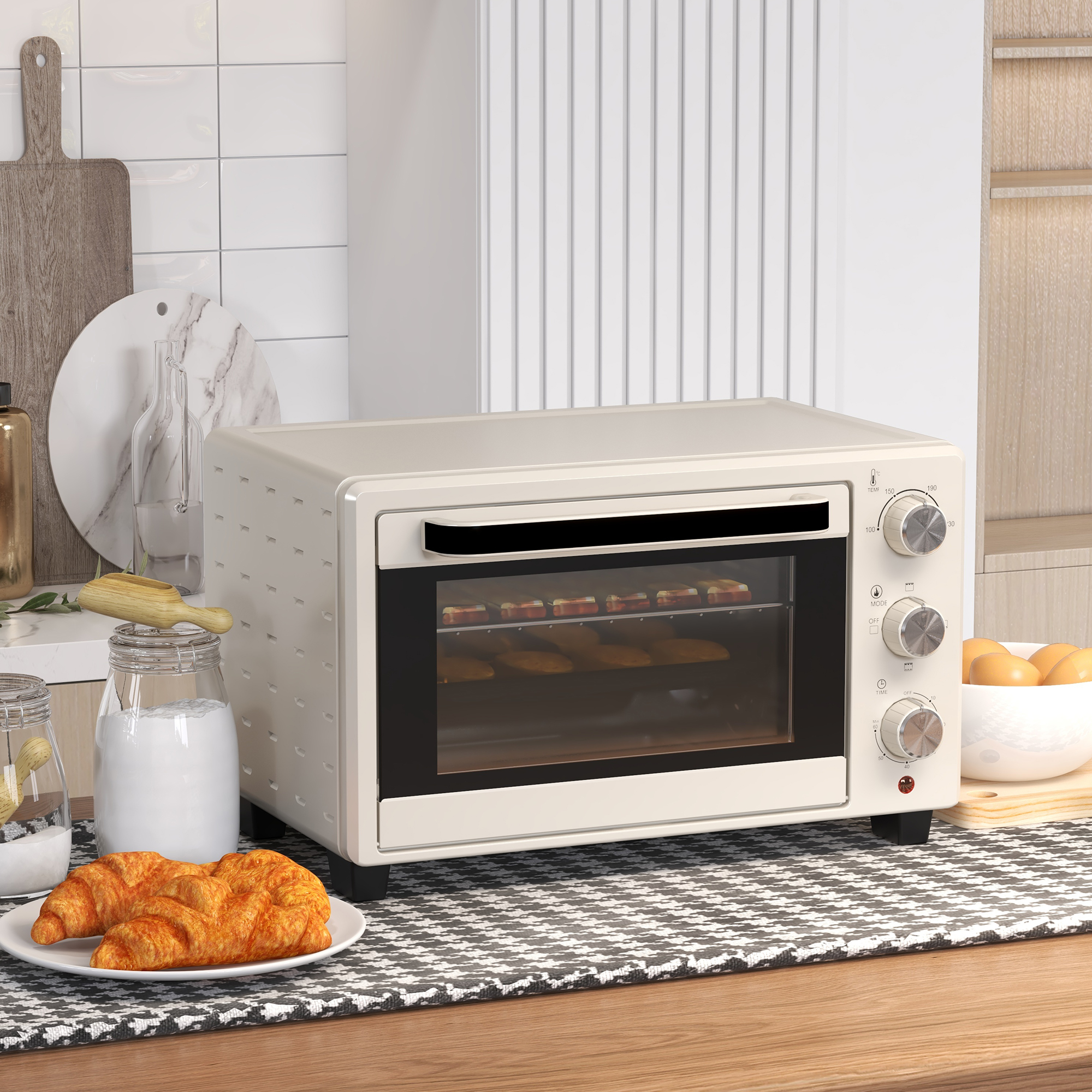 Cremefarbener Toasterofen auf einer Küchenarbeitsplatte. Croissants und Zutaten sind in der Nähe.