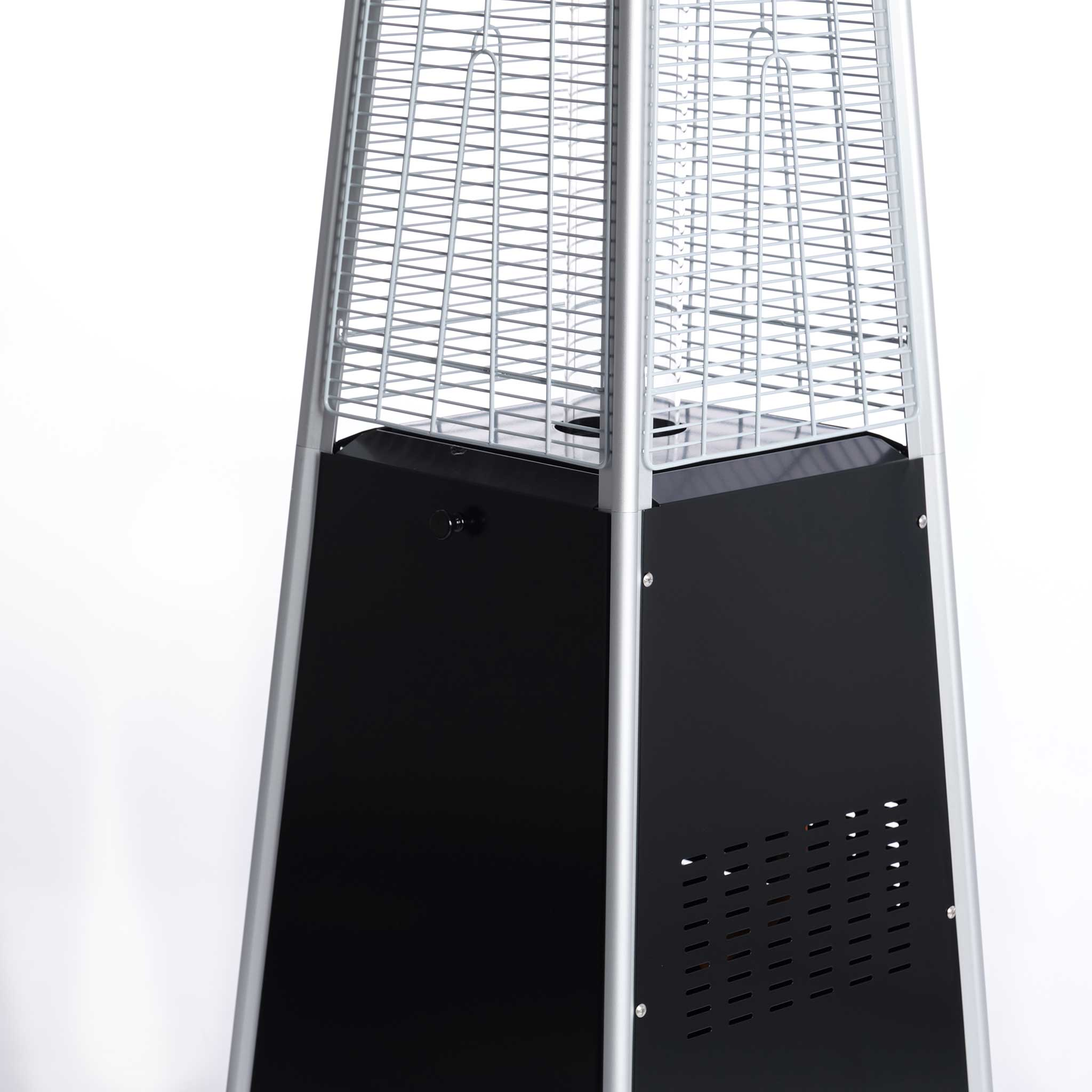 Wysoki srebrny i czarny grzejnik zewnętrzny. Metalowa kratka i czarna podstawa.