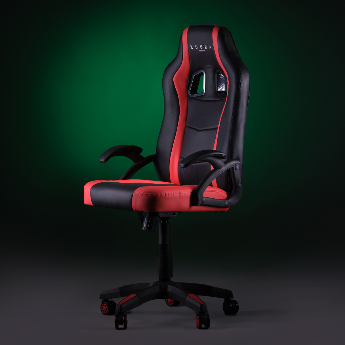 Gaming-Stuhl. Schwarz mit roten Akzenten. KUURA-Logo auf der Kopfstütze, schwarzer Sockel mit roten Rollen. Grüner und grauer Hintergrund.