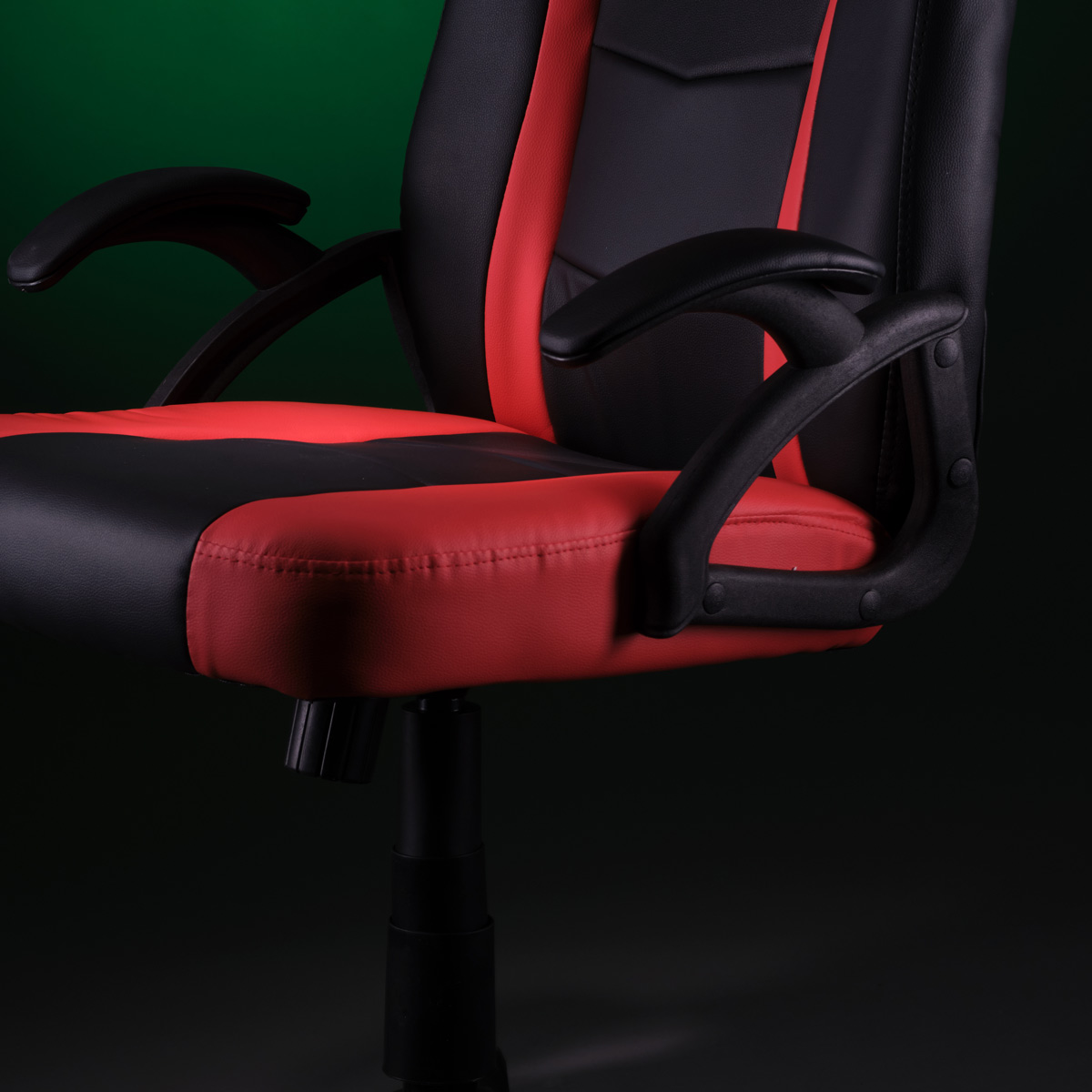 Gaming-Stuhl mit rotem und schwarzem Farbschema, detaillierte Ansicht von Sitz und Armlehnen.