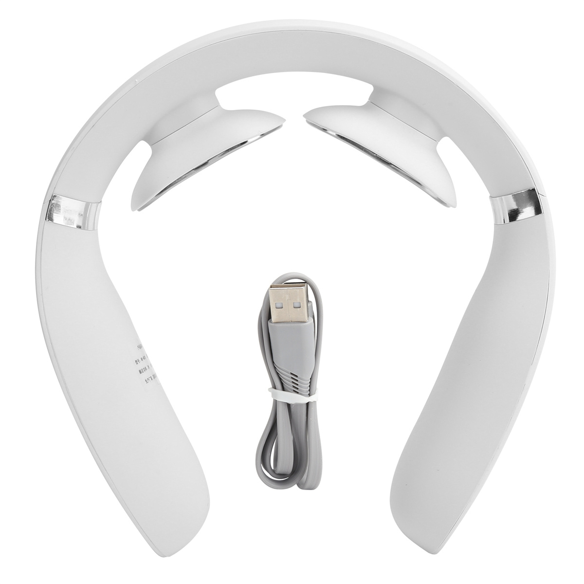 Weißes Nackenmassagegerät mit USB-Kabel. Zwei gebogene Enden und ein graues Kabel. Das Gerät liegt auf einer weißen Oberfläche.