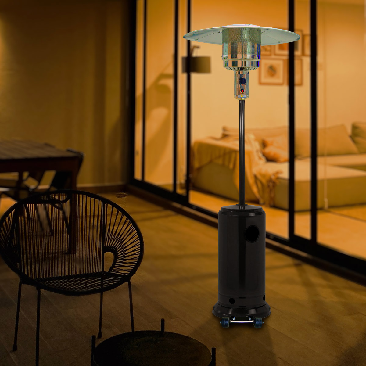 Czarny grzejnik zewnętrzny na drewnianym tarasie. W scenie znajduje się również krzesło i sofa.