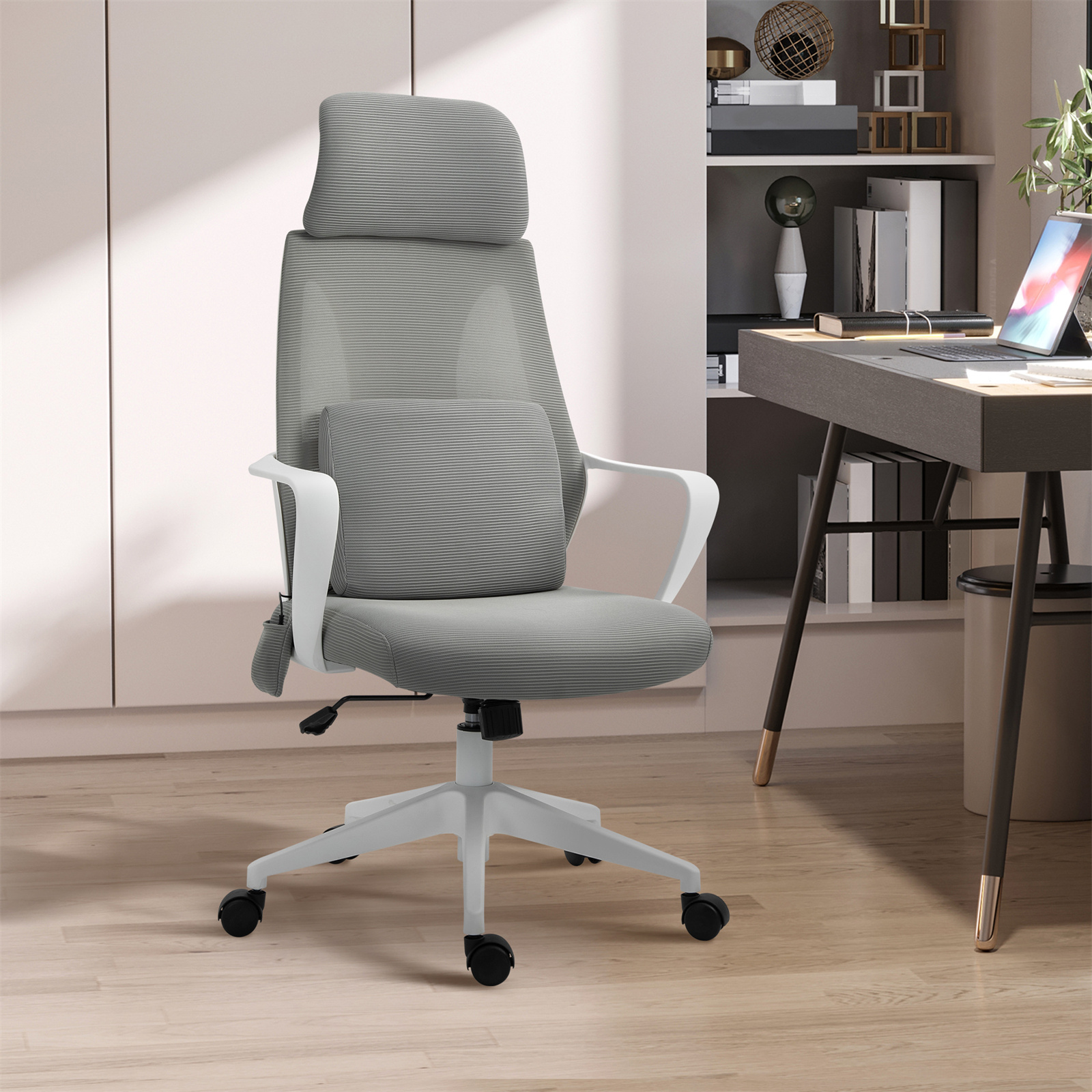 Grauer ergonomischer Bürostuhl mit weißem Rahmen. Laptop auf einem Schreibtisch im Hintergrund.