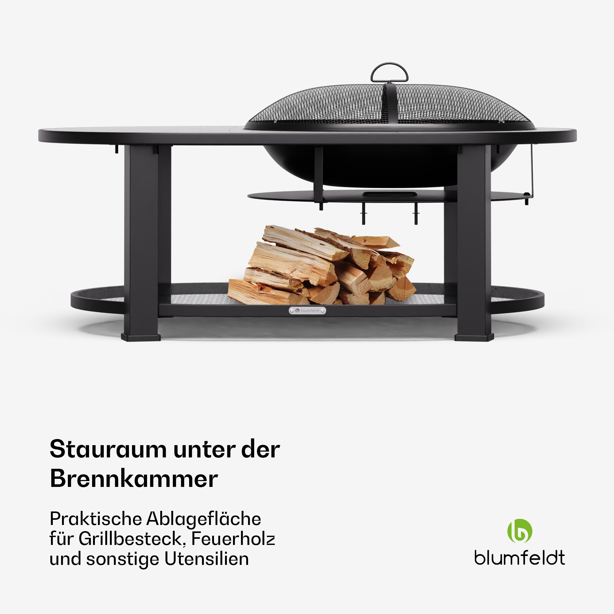 Schwarze Feuerstelle mit Brennholz und Grill. Es hat eine Metallgitterabdeckung und einen schwarzen Rahmen.
