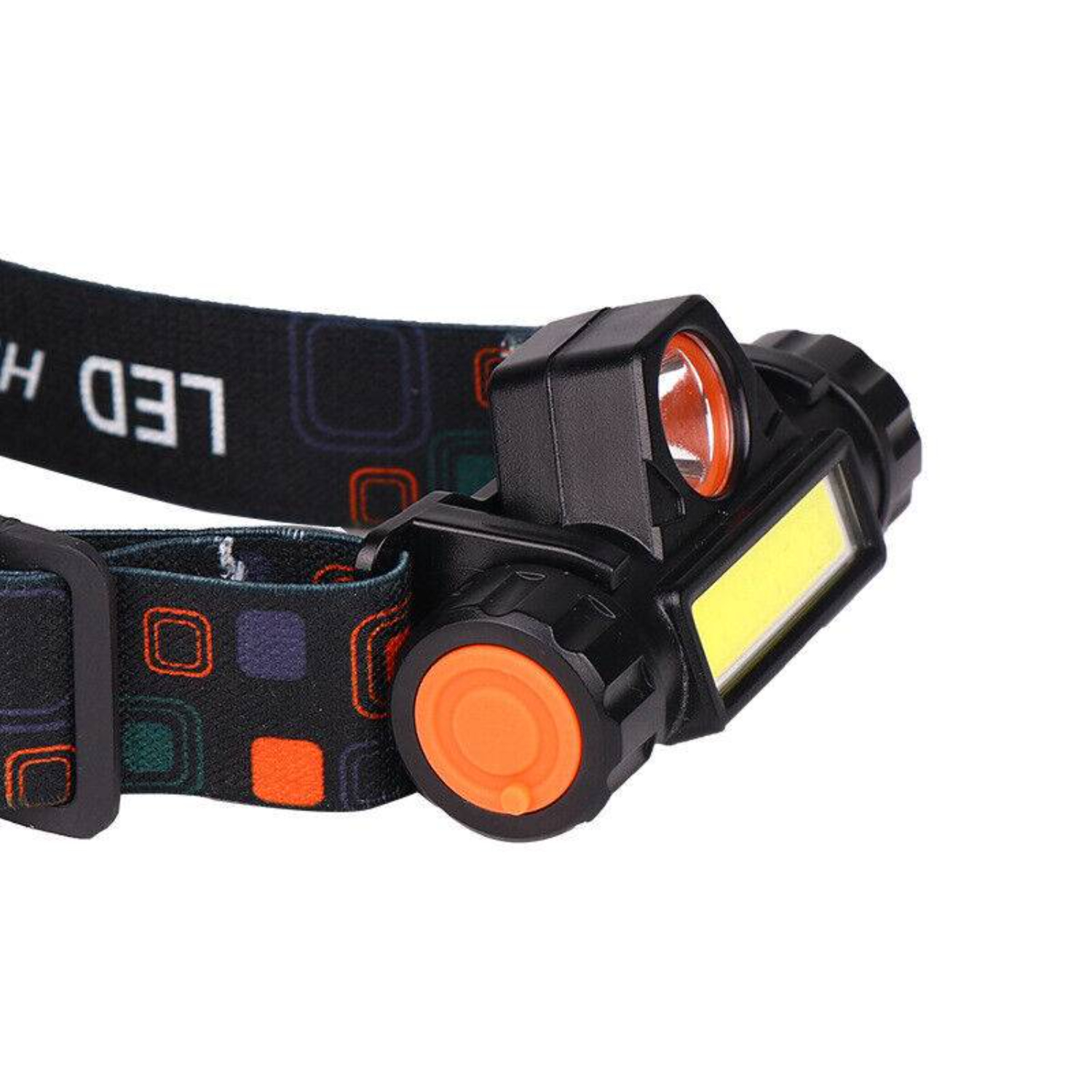Eine schwarze Stirnlampe mit orangefarbenem Licht und weißem LED-Licht, befestigt an einem schwarzen und gemusterten Gurt.