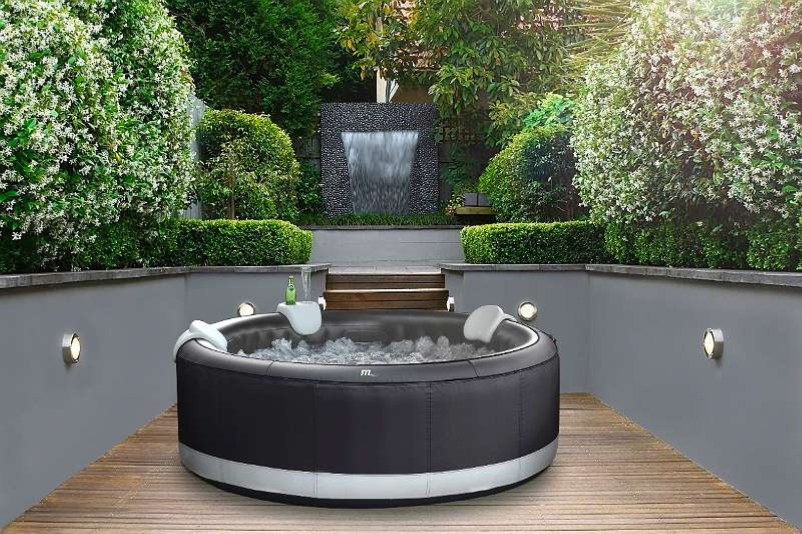 Schwarzer und silberner Whirlpool in einem Garten mit Wasserspiel und Grün.