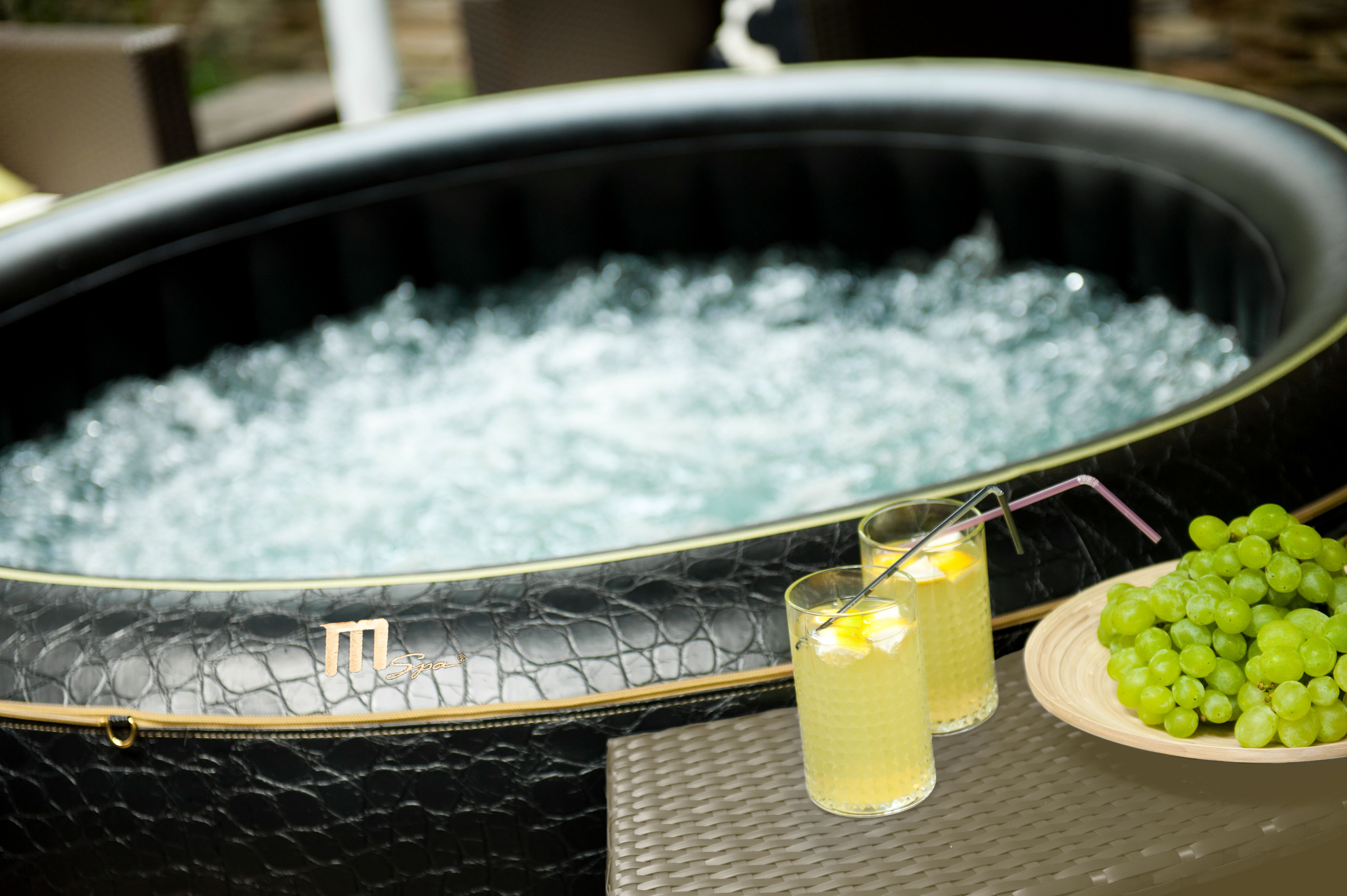Whirlpool, zwei Getränke mit Zitrone und Trauben.