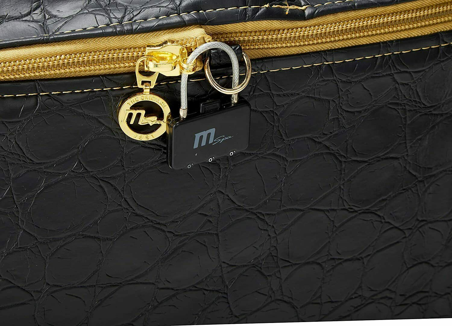 Schwarze strukturierte Tasche mit Zahlenschloss und goldenem Reißverschluss.