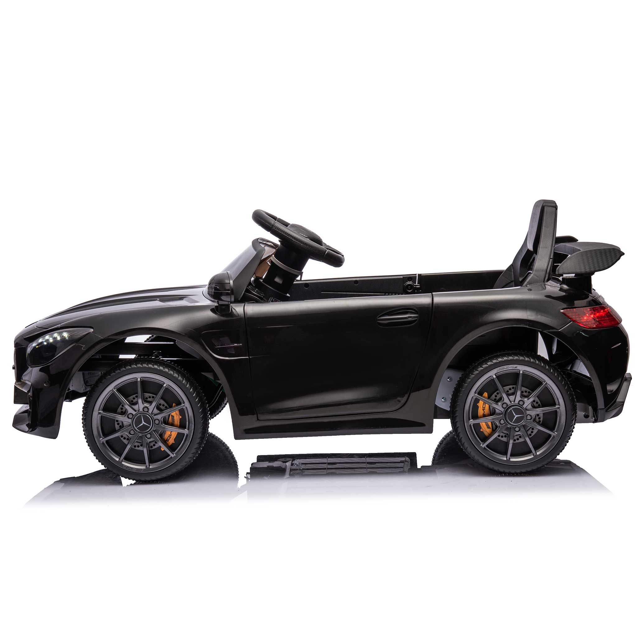 Schwarzes Spielzeugauto mit Rädern und Spoiler, auf weißem Hintergrund. Seitenansicht.