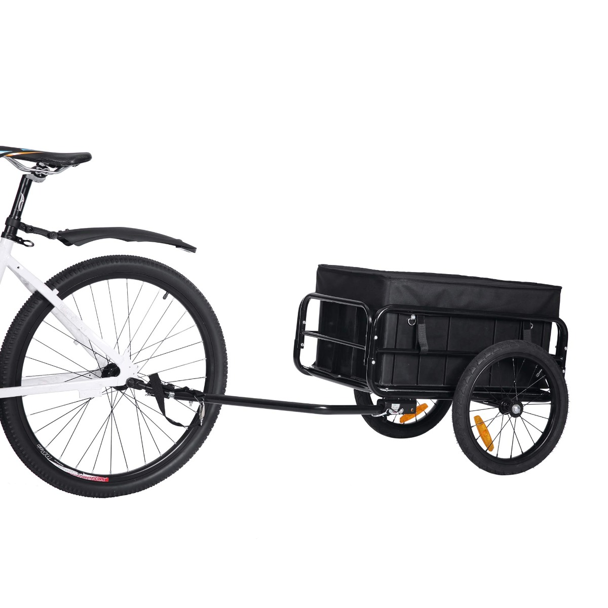 Ein weißes Fahrrad, das an einen schwarzen Anhänger mit zwei Rädern befestigt ist. Der Anhänger hat eine schwarze Aufbewahrungsbox.