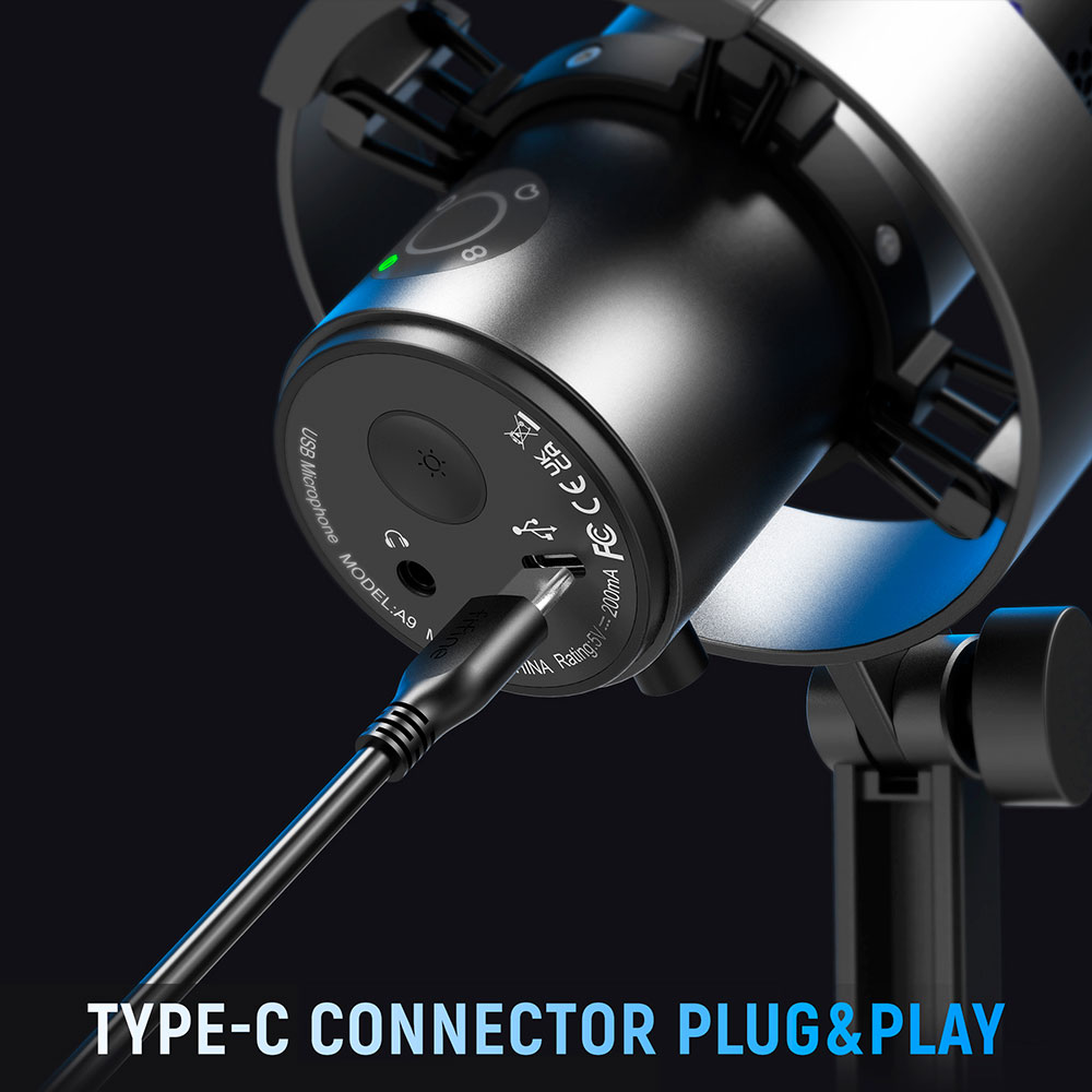 Primo piano di un microfono nero con cavo USB-C collegato, testo in basso: TYPE-C CONNECTOR.