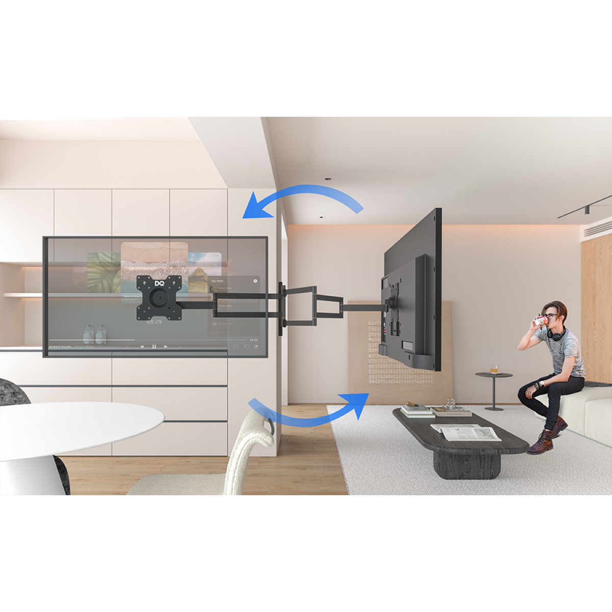 Ein Fernseher an der Wand mit Schwenkarm. Eine Person sitzt in der Nähe auf einem Sofa.