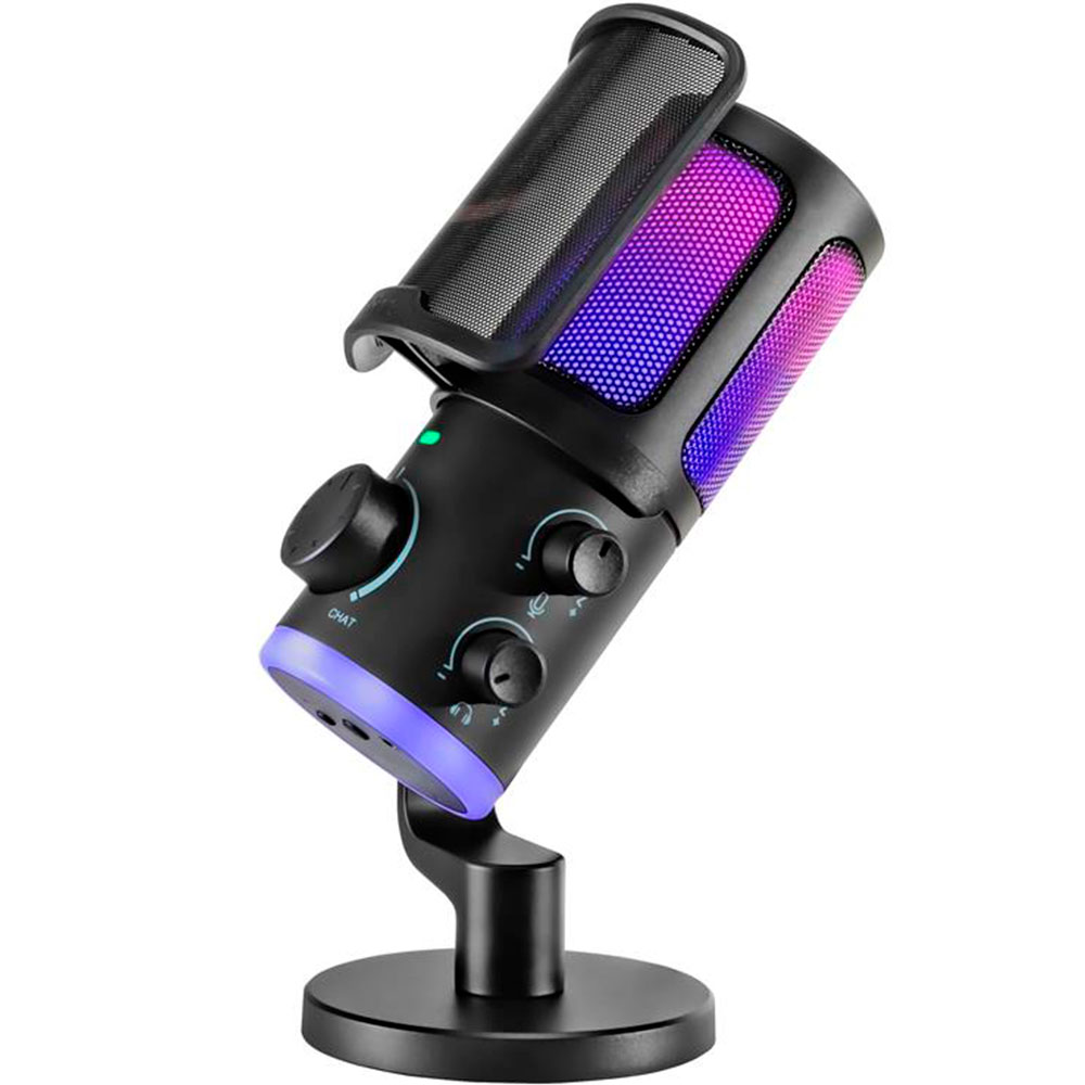 RGB aydınlatmalı, stand üzerinde açılı duran, kontrol düğmeleri ve bir ağ filtresi olan siyah mikrofon.