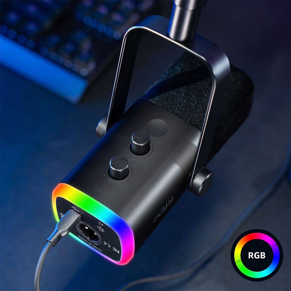 Renkli RGB ışıklı siyah bir mikrofon. İki düğmesi ve bir USB kablosu var.